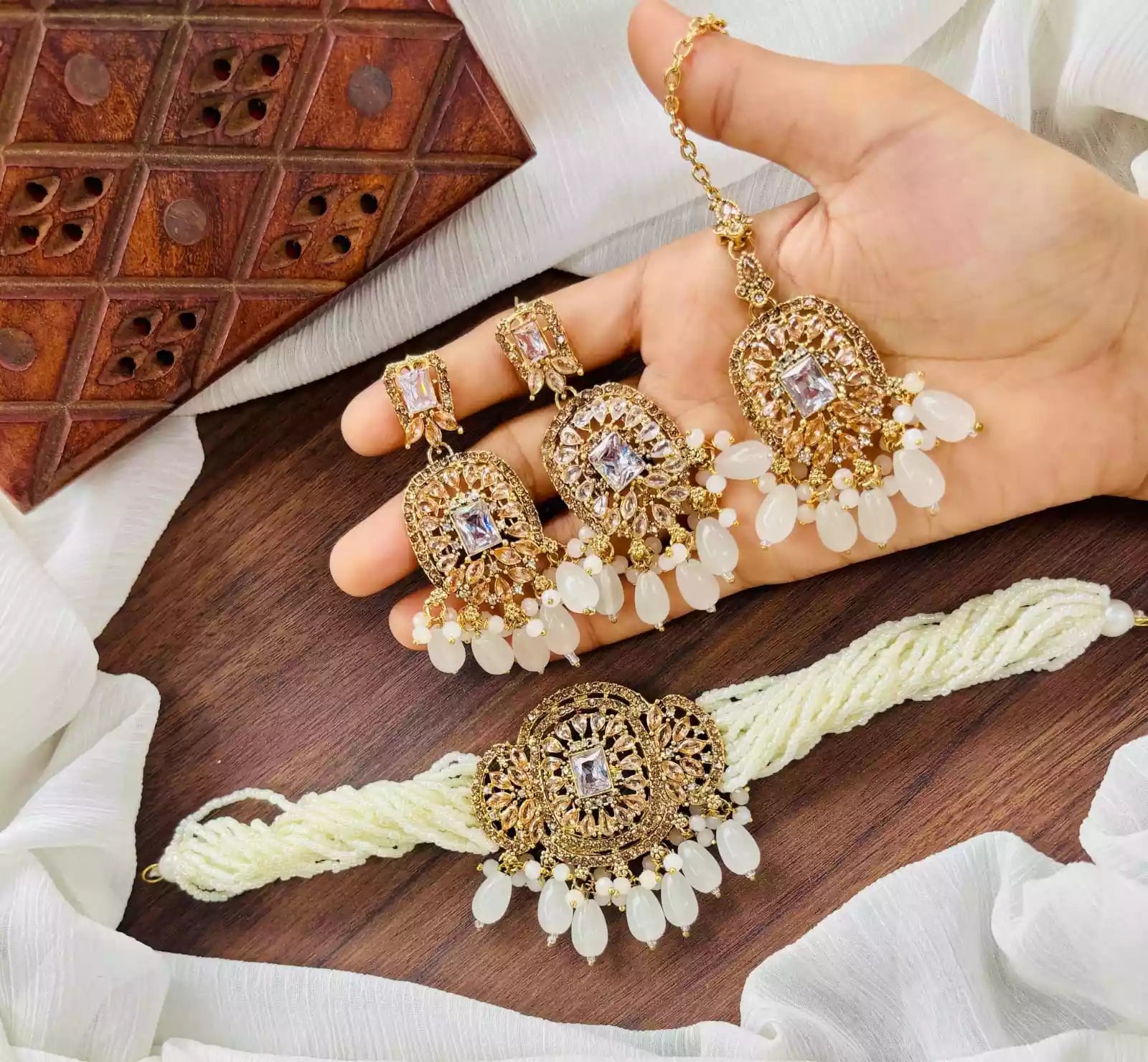 Zircon choker set with teeka