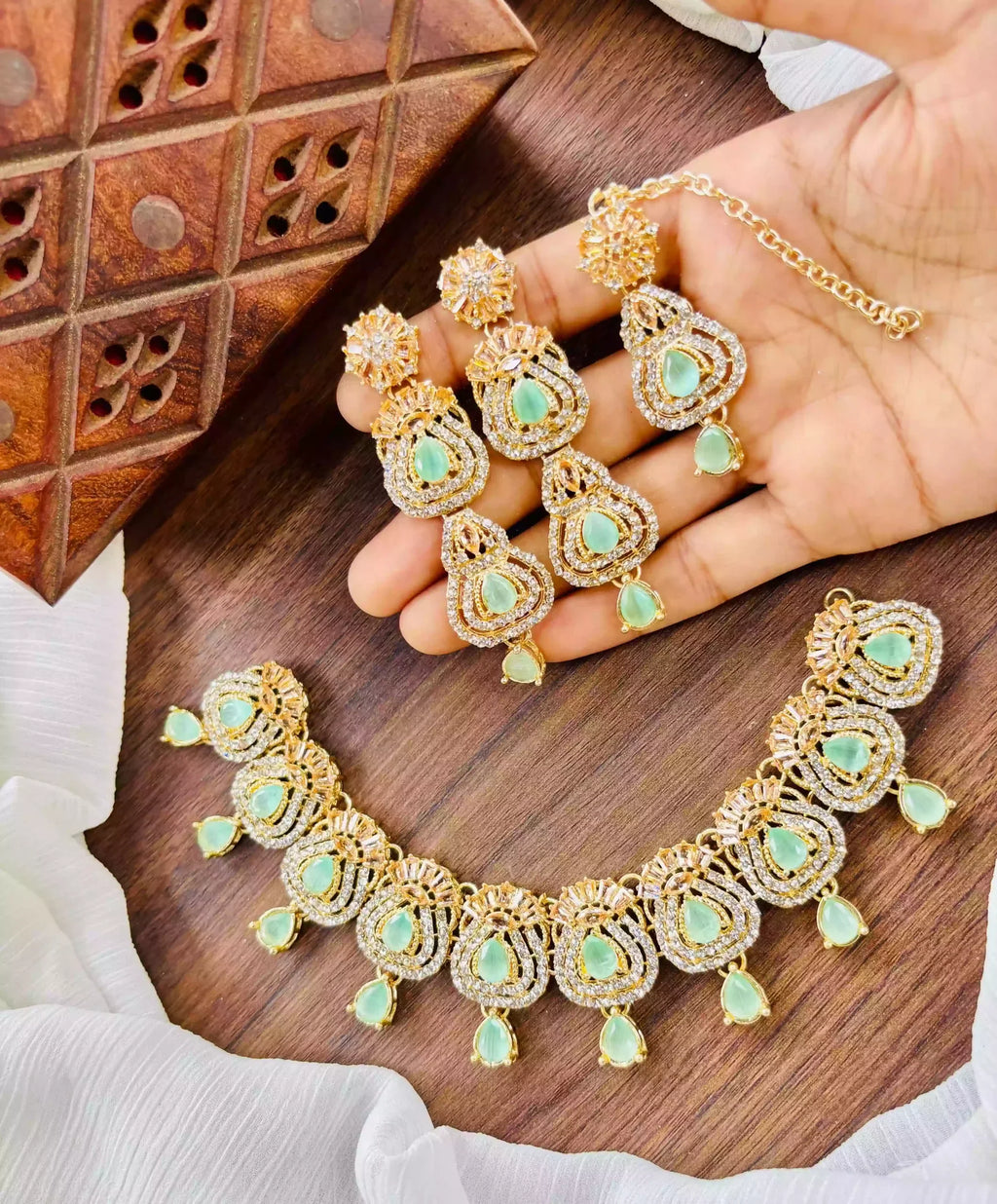 Zircon necklace set with teeka
