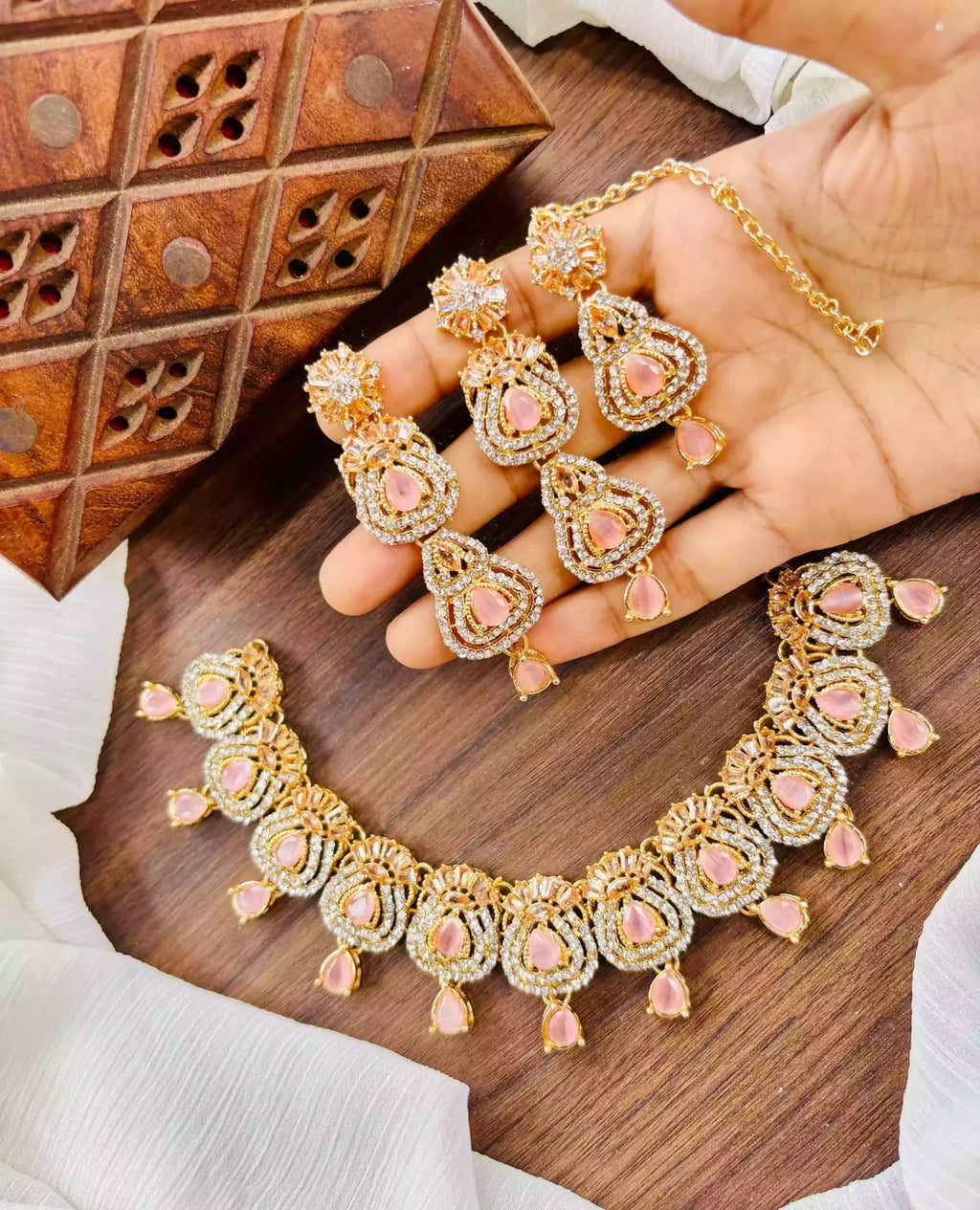 Zircon necklace set with teeka