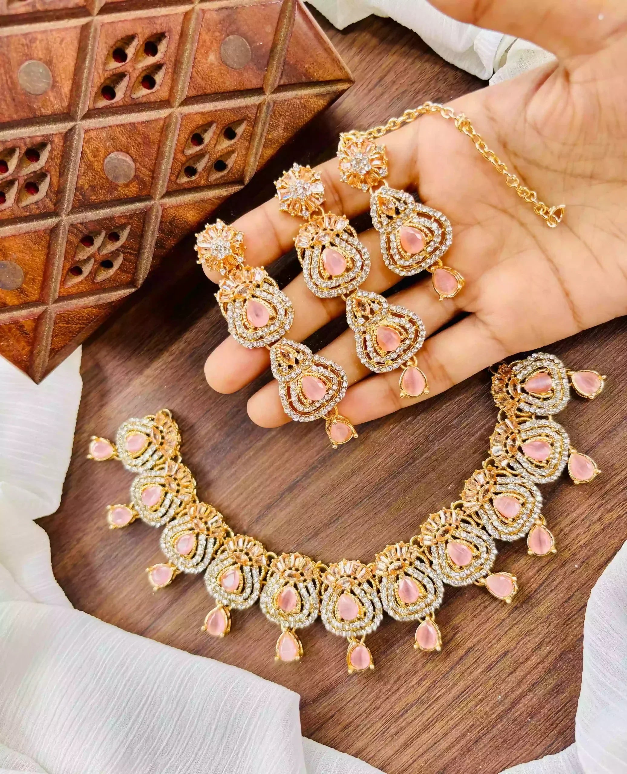 Zircon necklace set with teeka