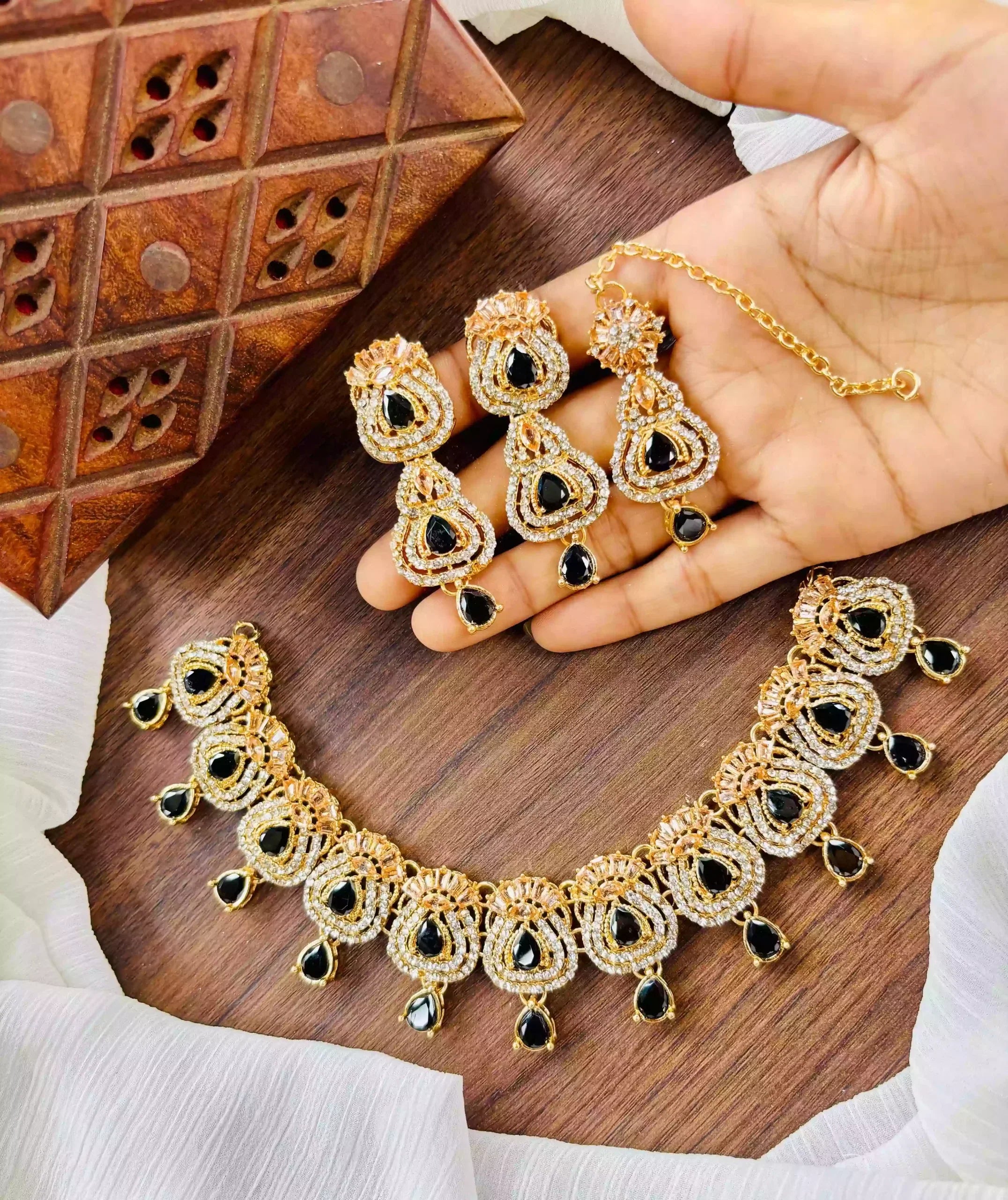Zircon necklace set with teeka