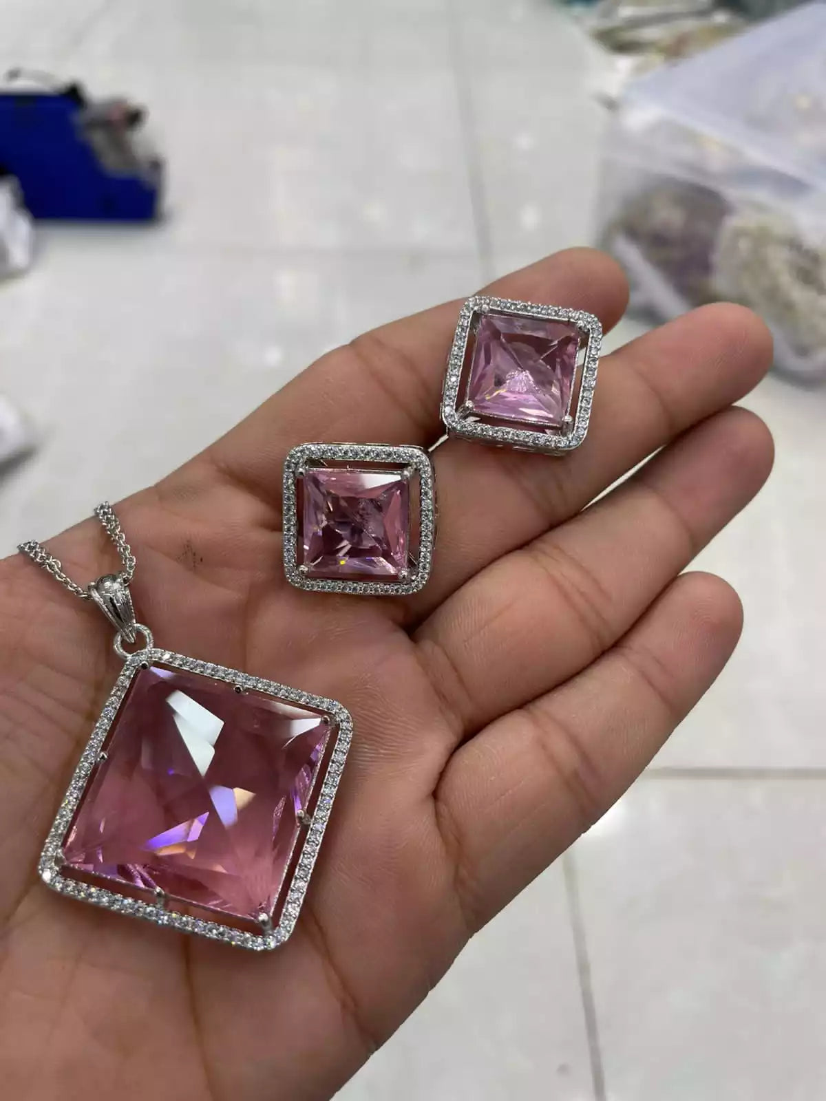 Zircon big size pendant set