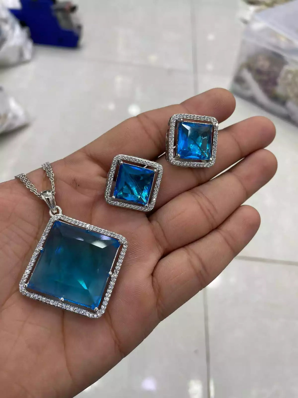Zircon big size pendant set