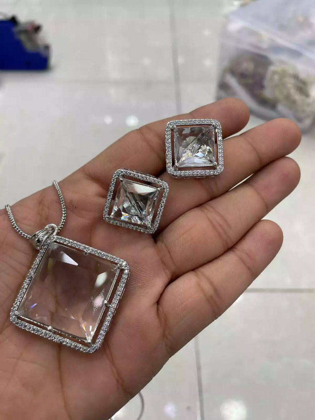 Zircon big size pendant set