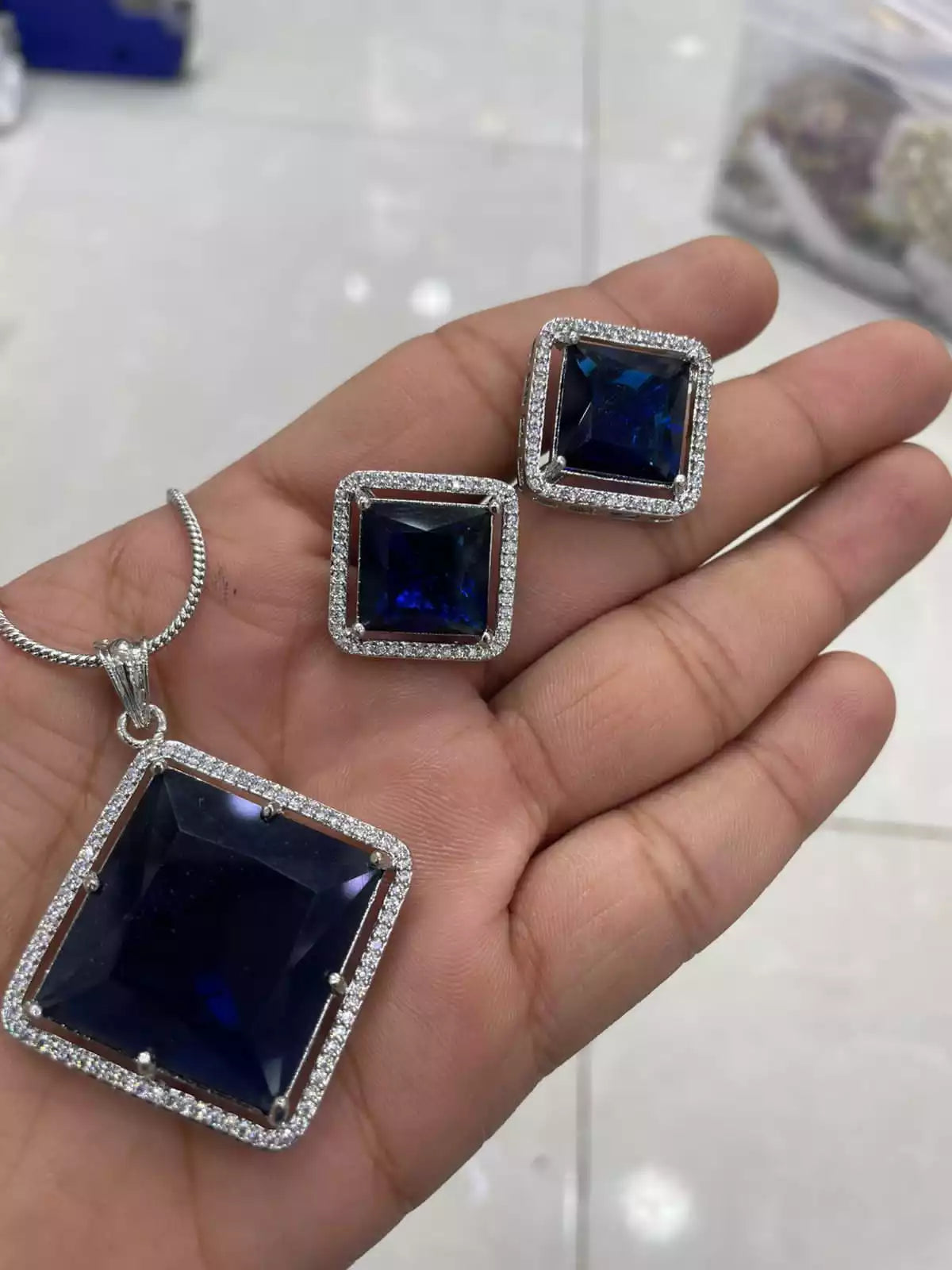 Zircon big size pendant set