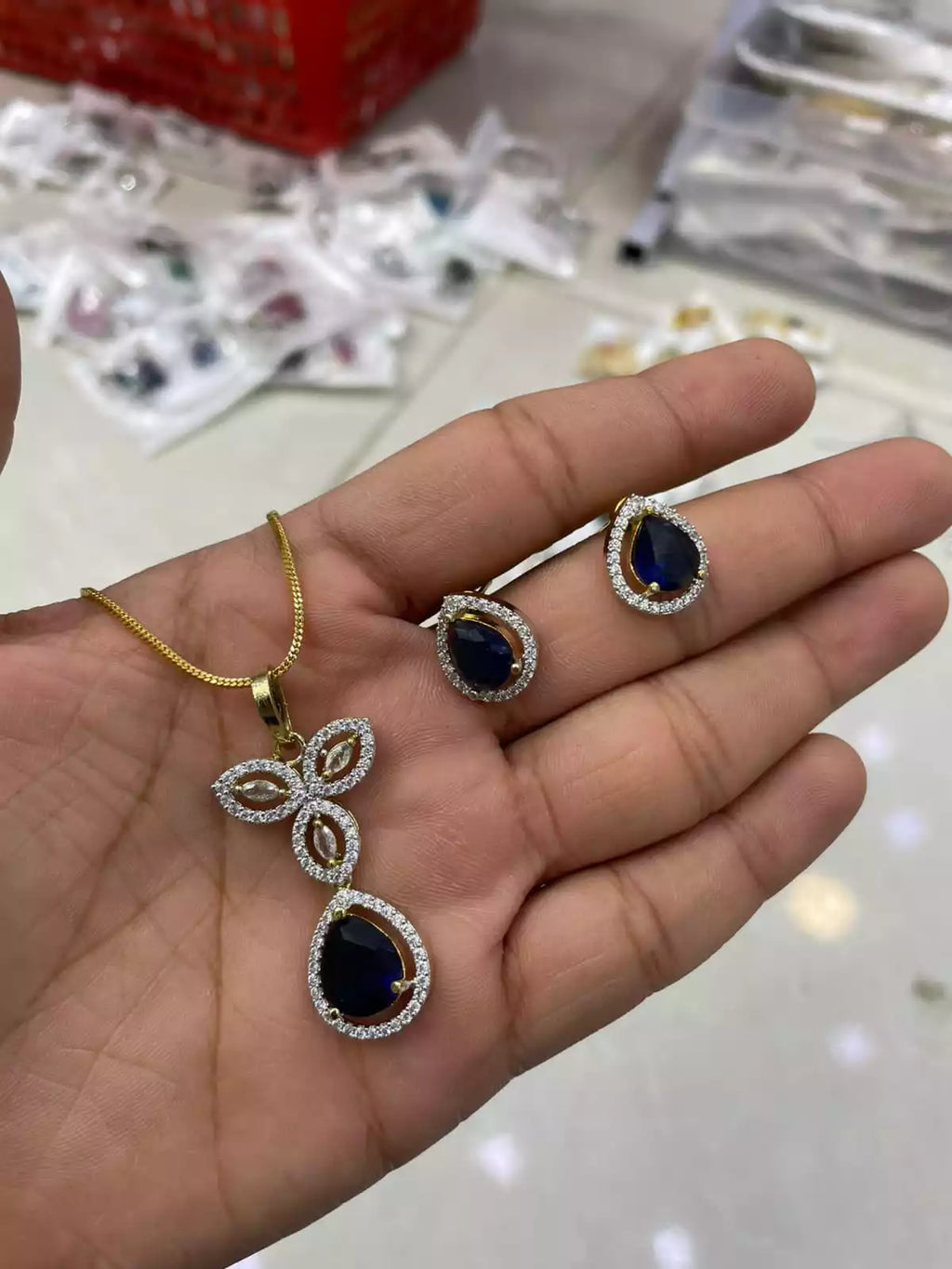 AD zircon pendant set