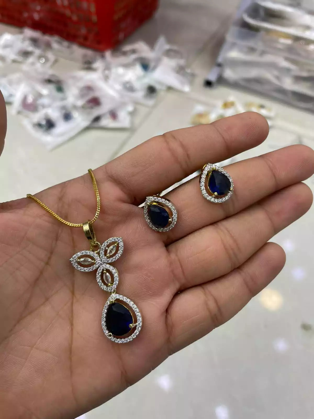 AD zircon pendant set
