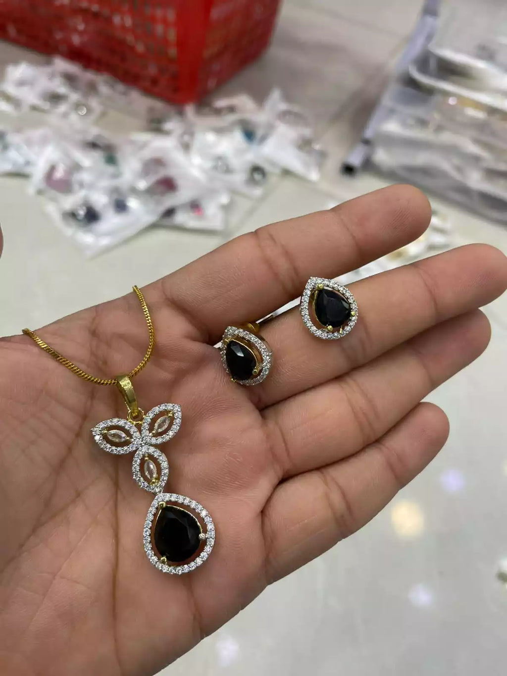 AD zircon pendant set