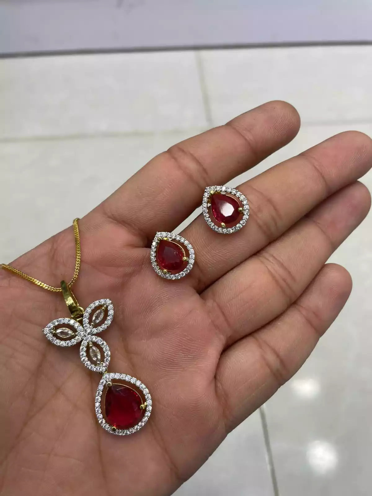 AD zircon pendant set
