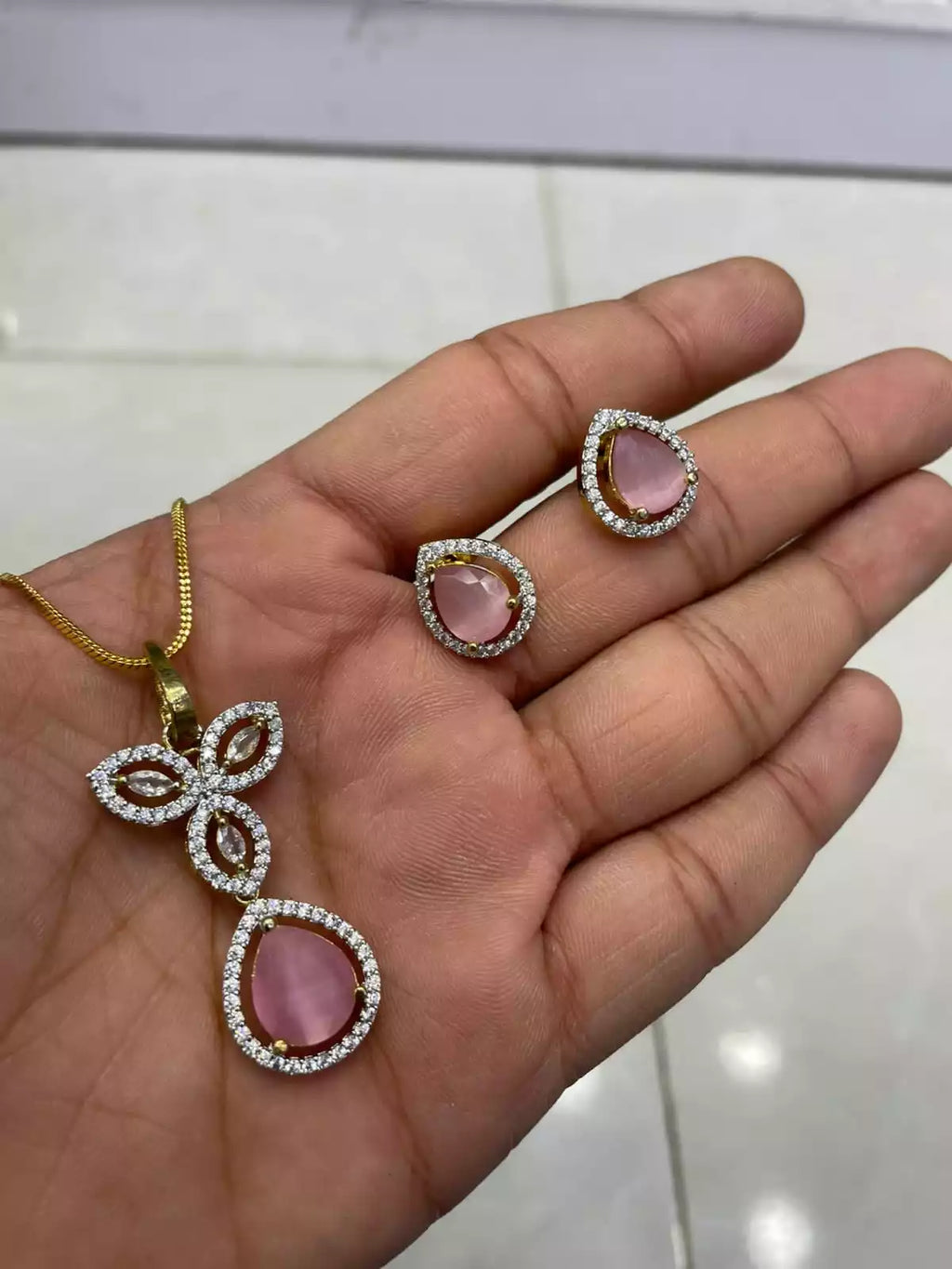 AD zircon pendant set