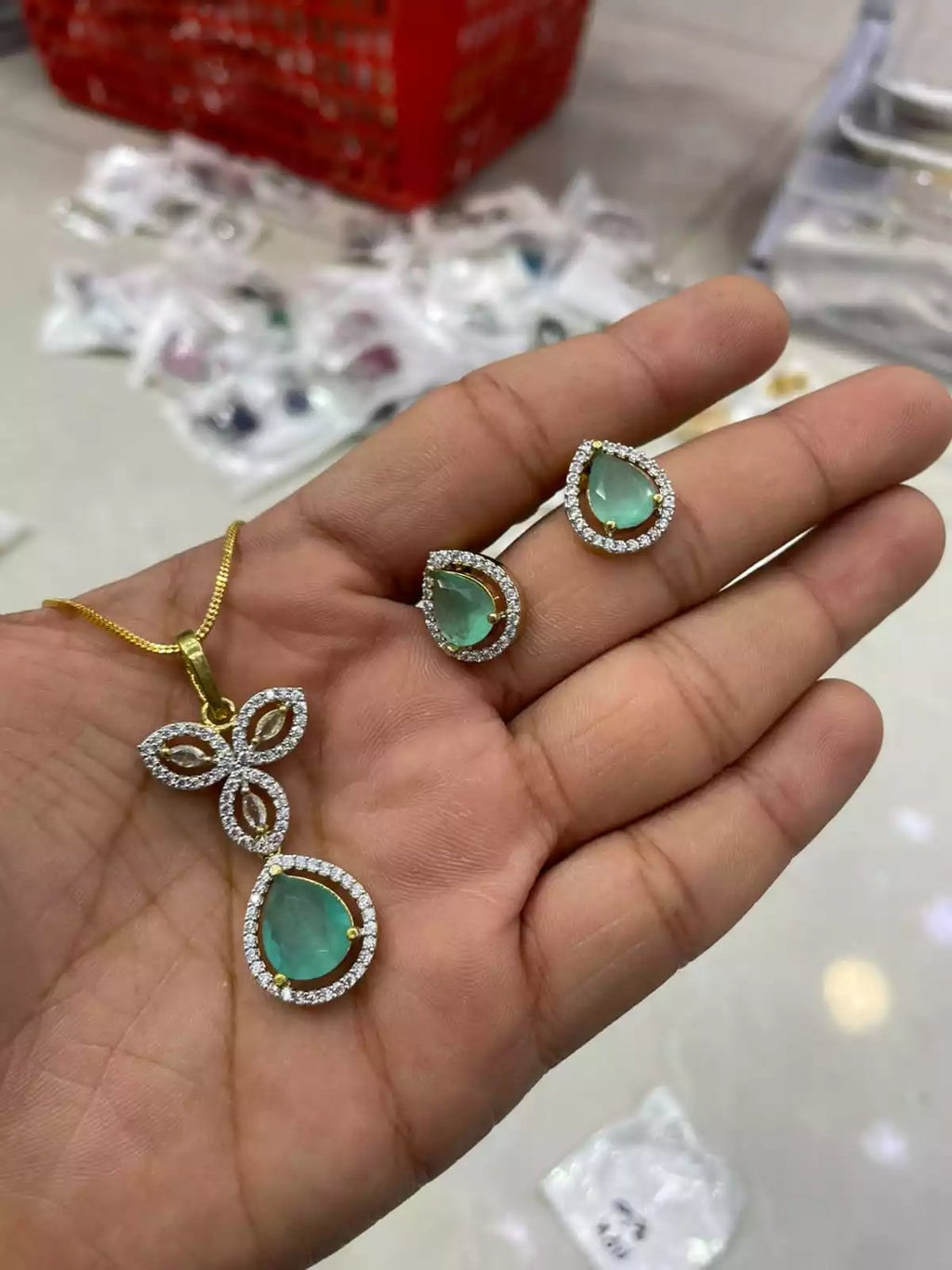 AD zircon pendant set