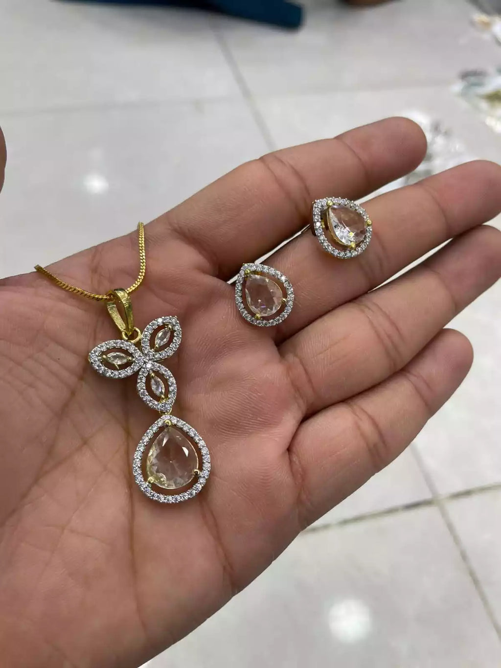 AD zircon pendant set
