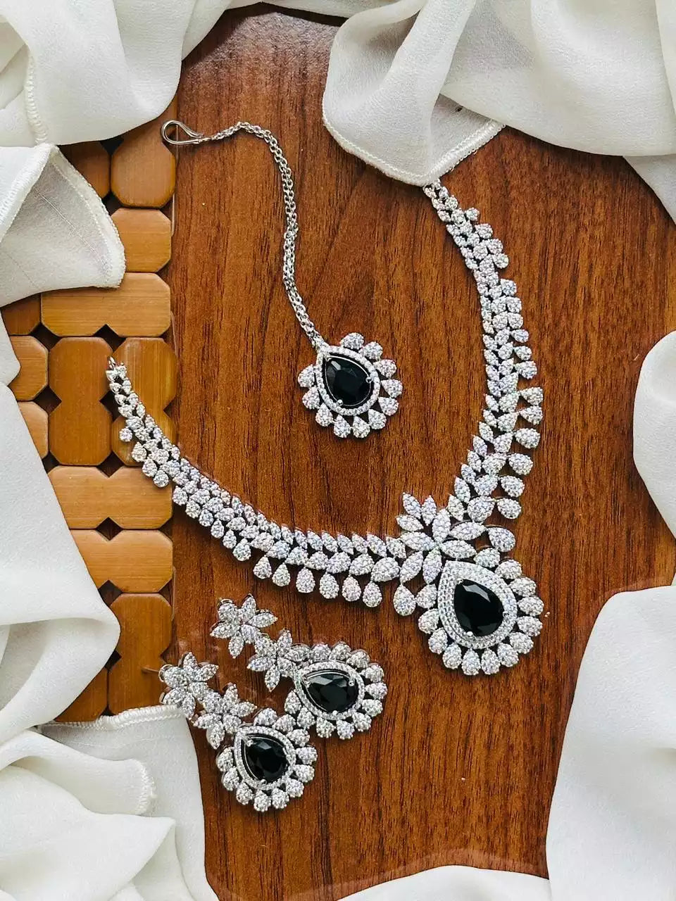 American diamond necklace set Secondary image