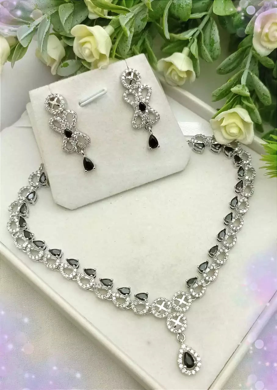 Indian zircon necklace set Secondary image