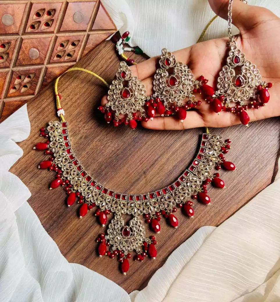 Zircon necklace set with teeka