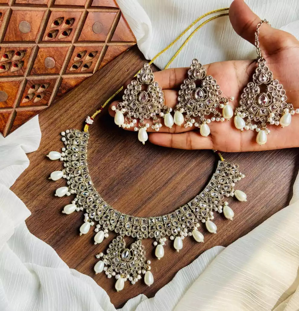 Zircon necklace set with teeka