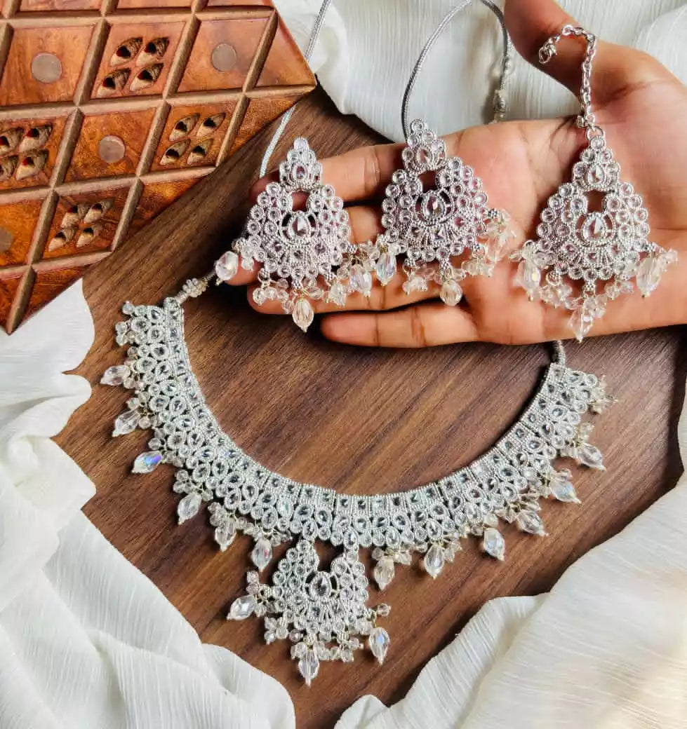 Zircon necklace set with teeka
