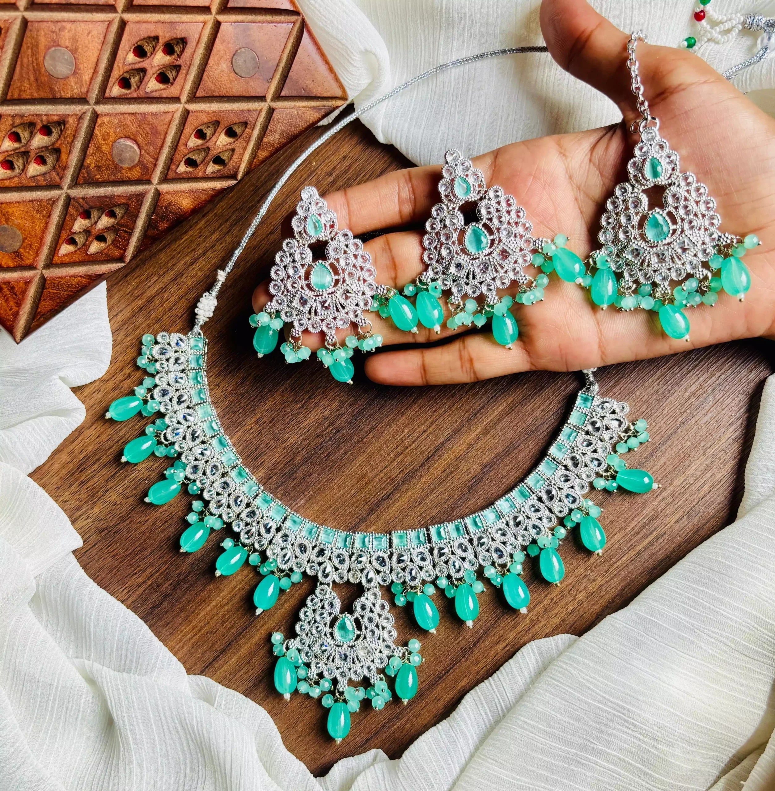 Zircon necklace set with teeka