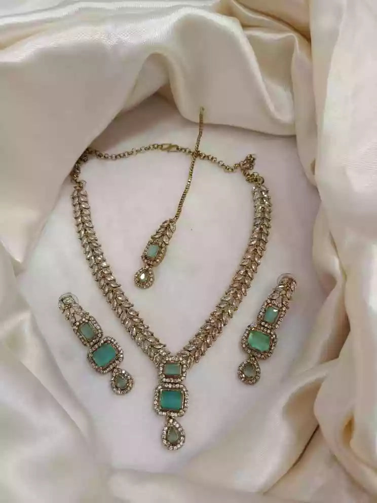 Zircon necklace set with teeka