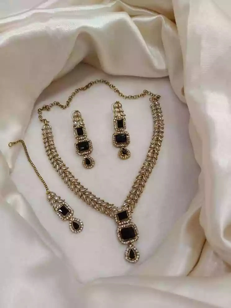 Zircon necklace set with teeka
