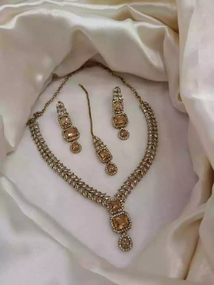 Zircon necklace set with teeka
