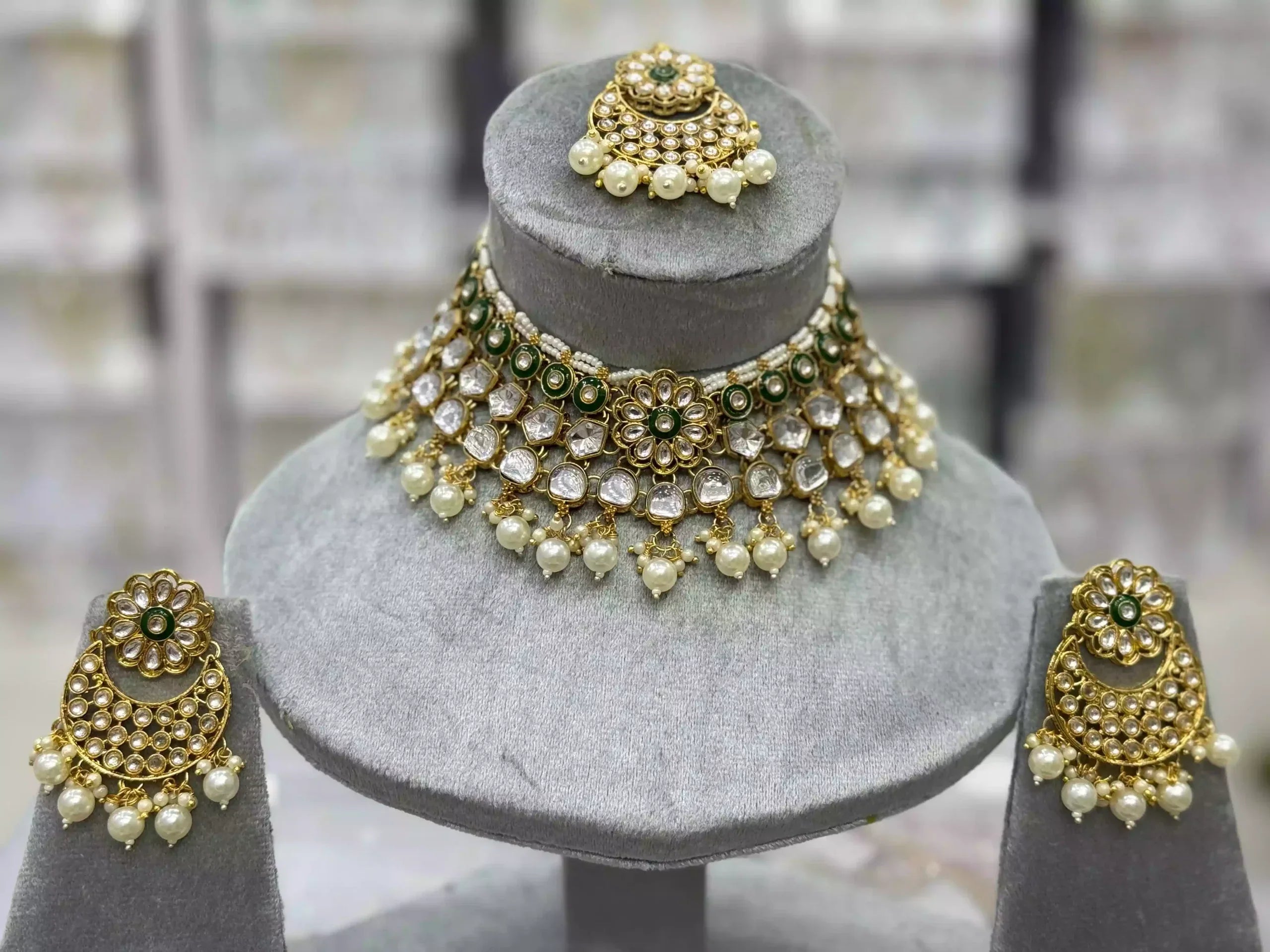 Kundan necklace set with teeka Main image