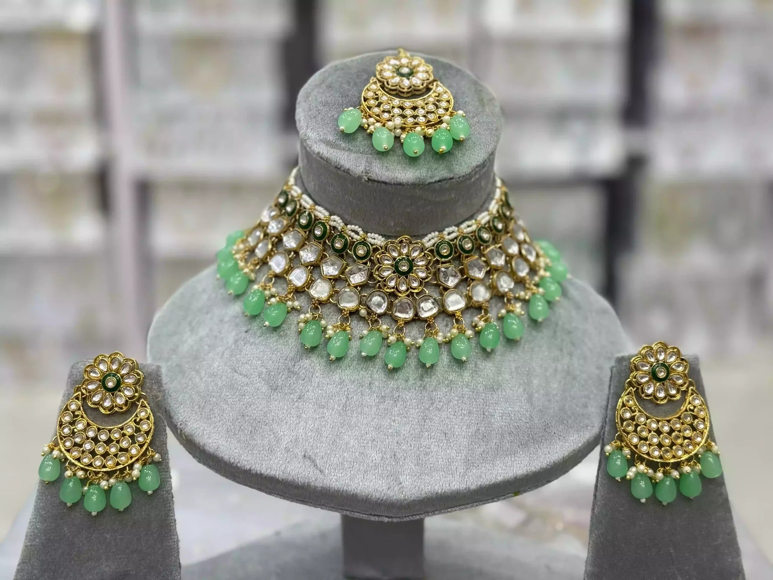 Kundan necklace set with teeka Secondary image