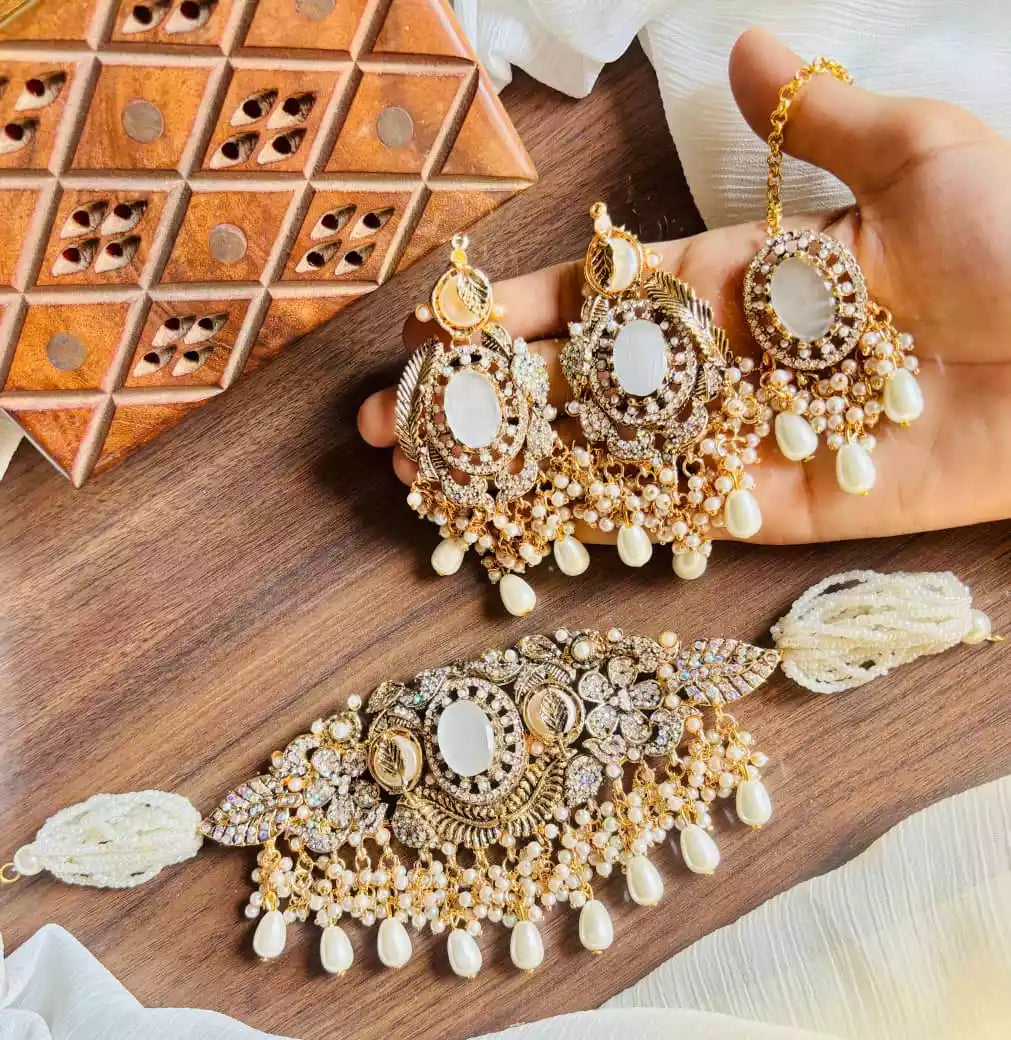 Handmade choker set Secondary image