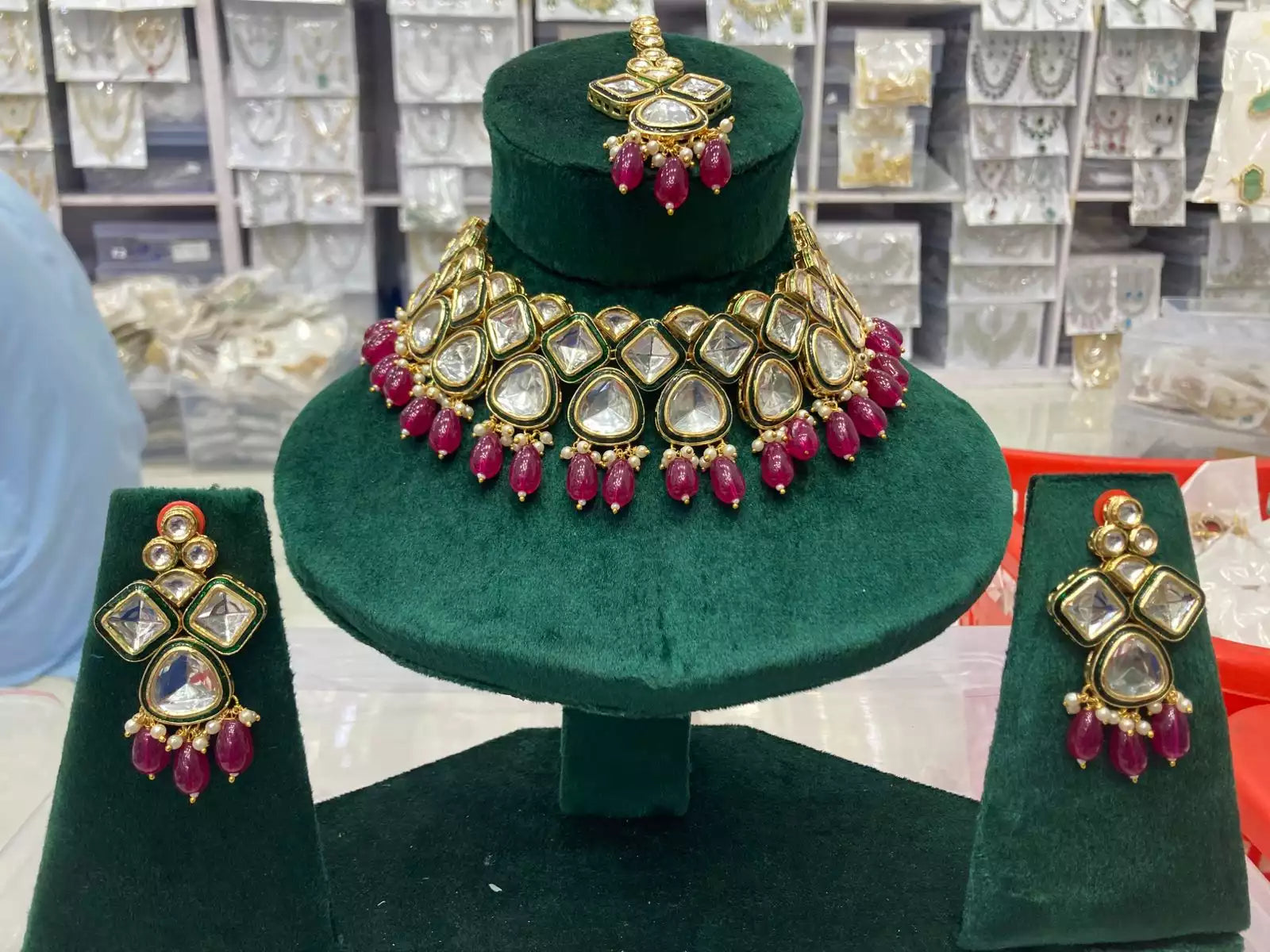 Indian kundan necklace set Secondary image