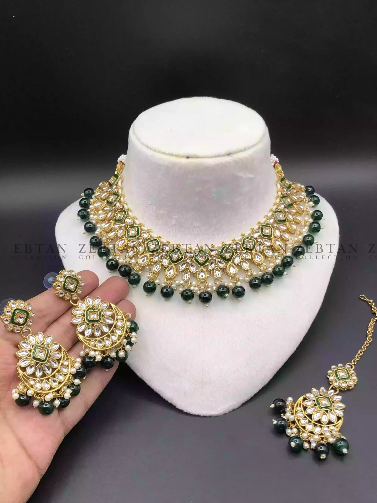 Kundan necklace set with big size teeka Main image