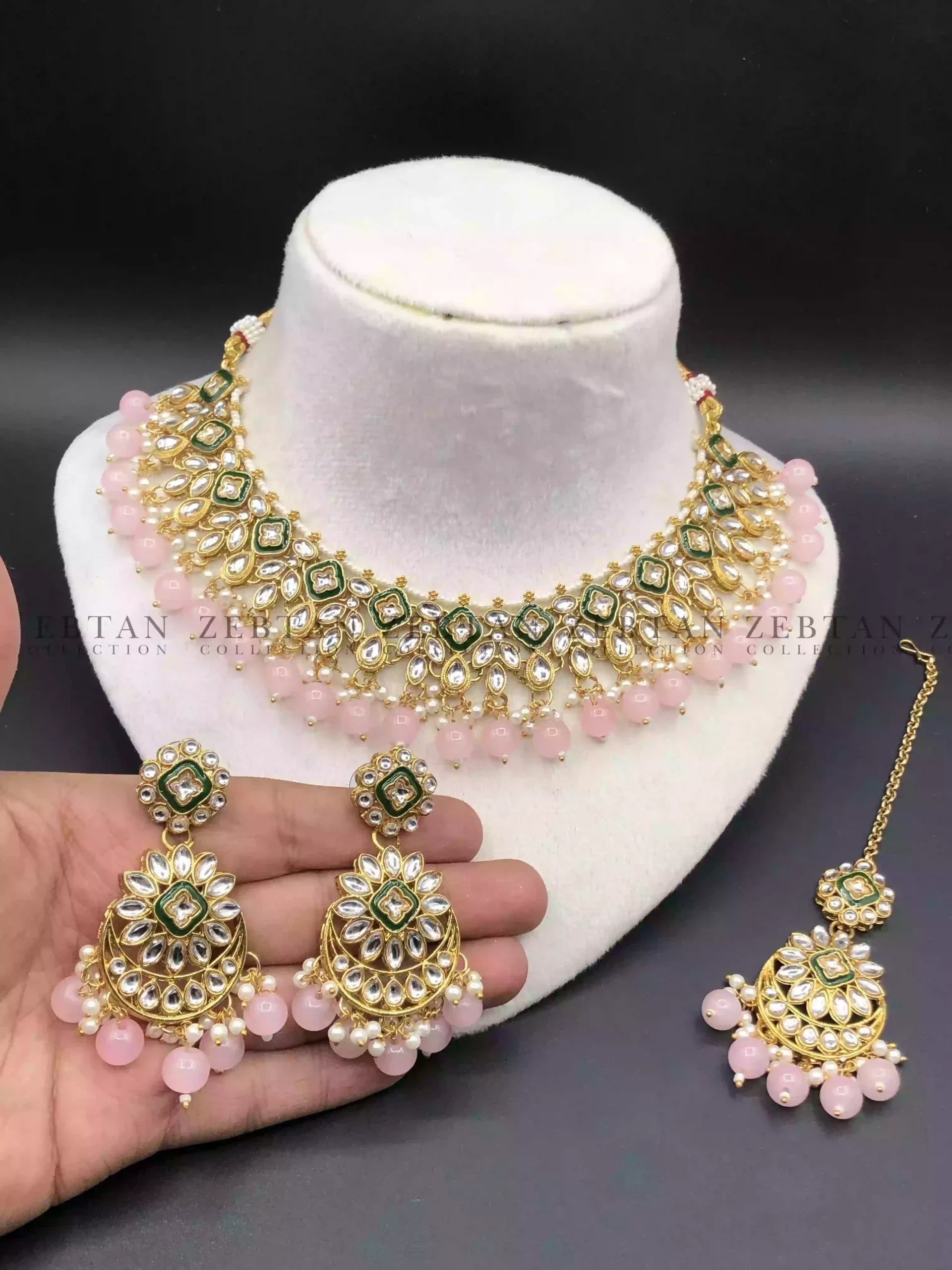 Kundan necklace set with big size teeka Secondary image
