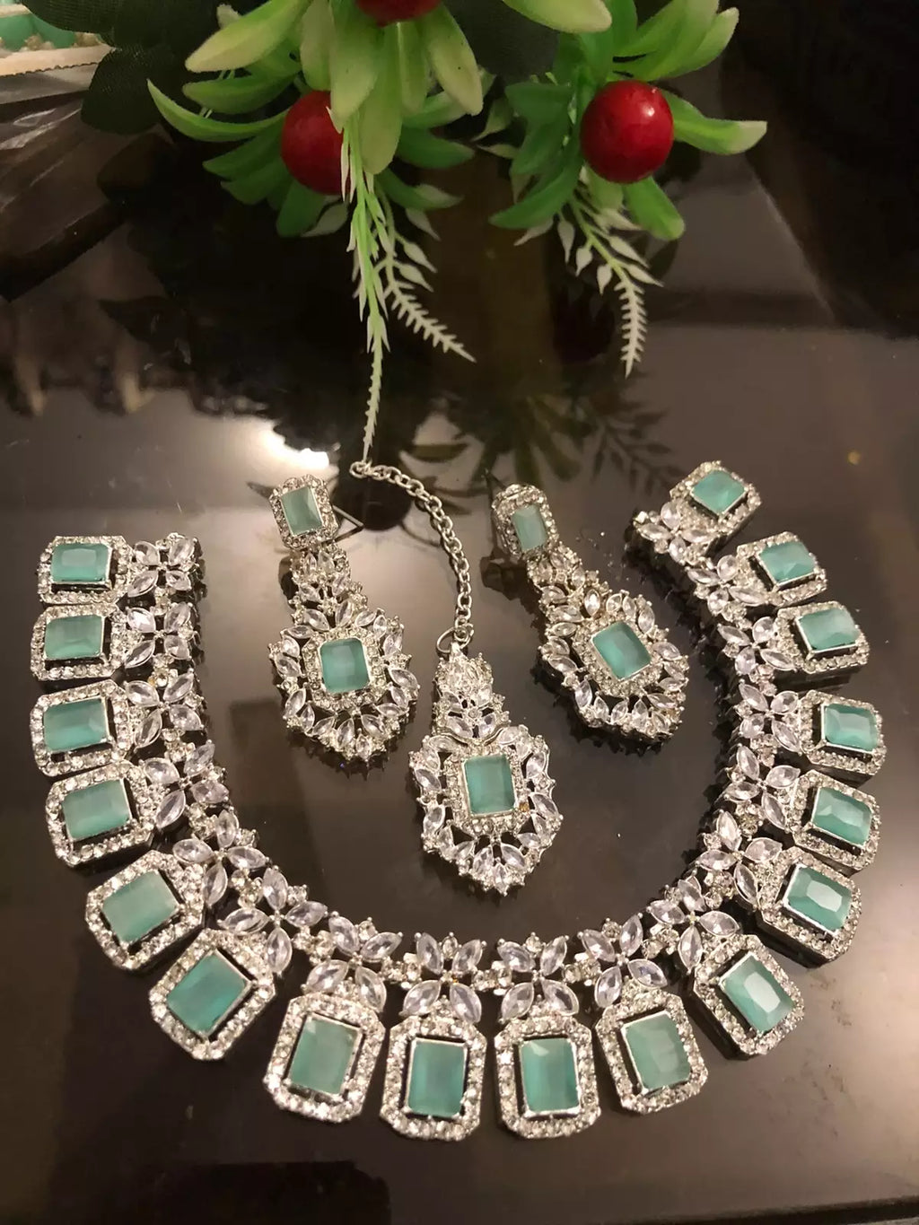 Pure zircon necklace set with teeka