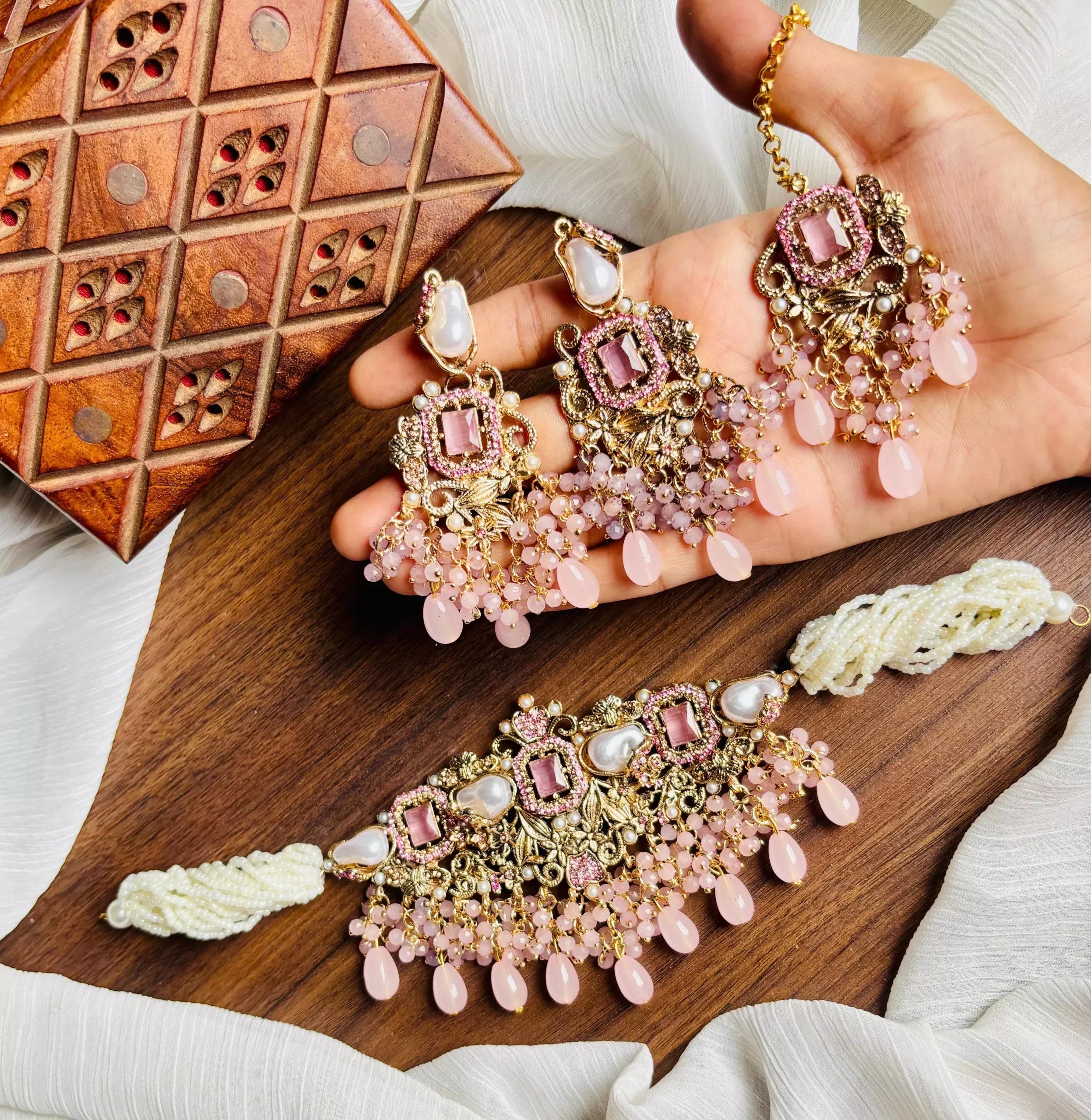 Mother pearl choker set Main image