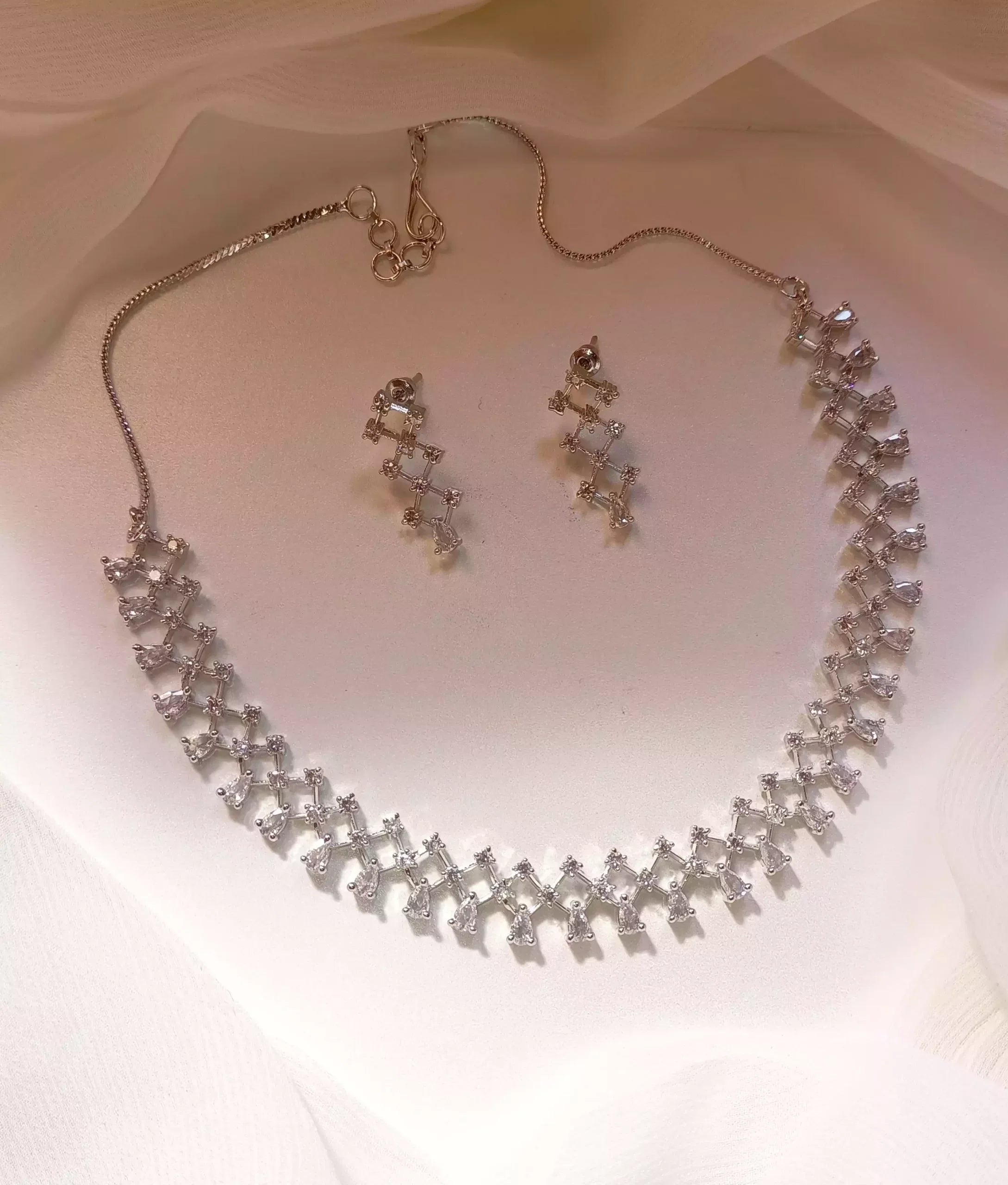 Delicate necklace set Secondary image