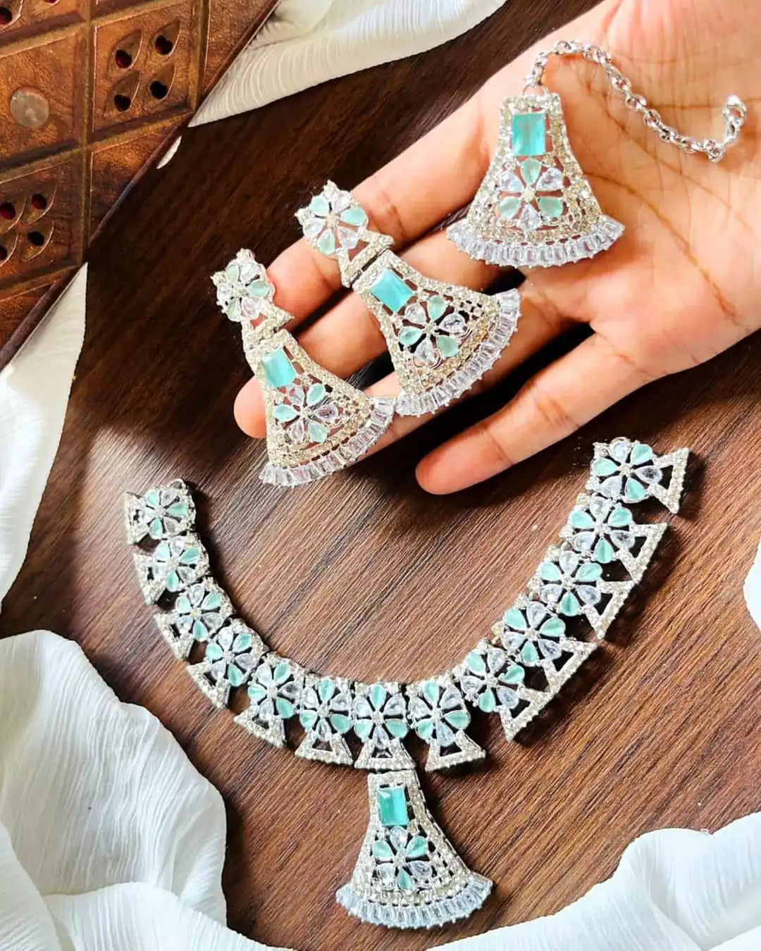 Zircon necklace set with teeka