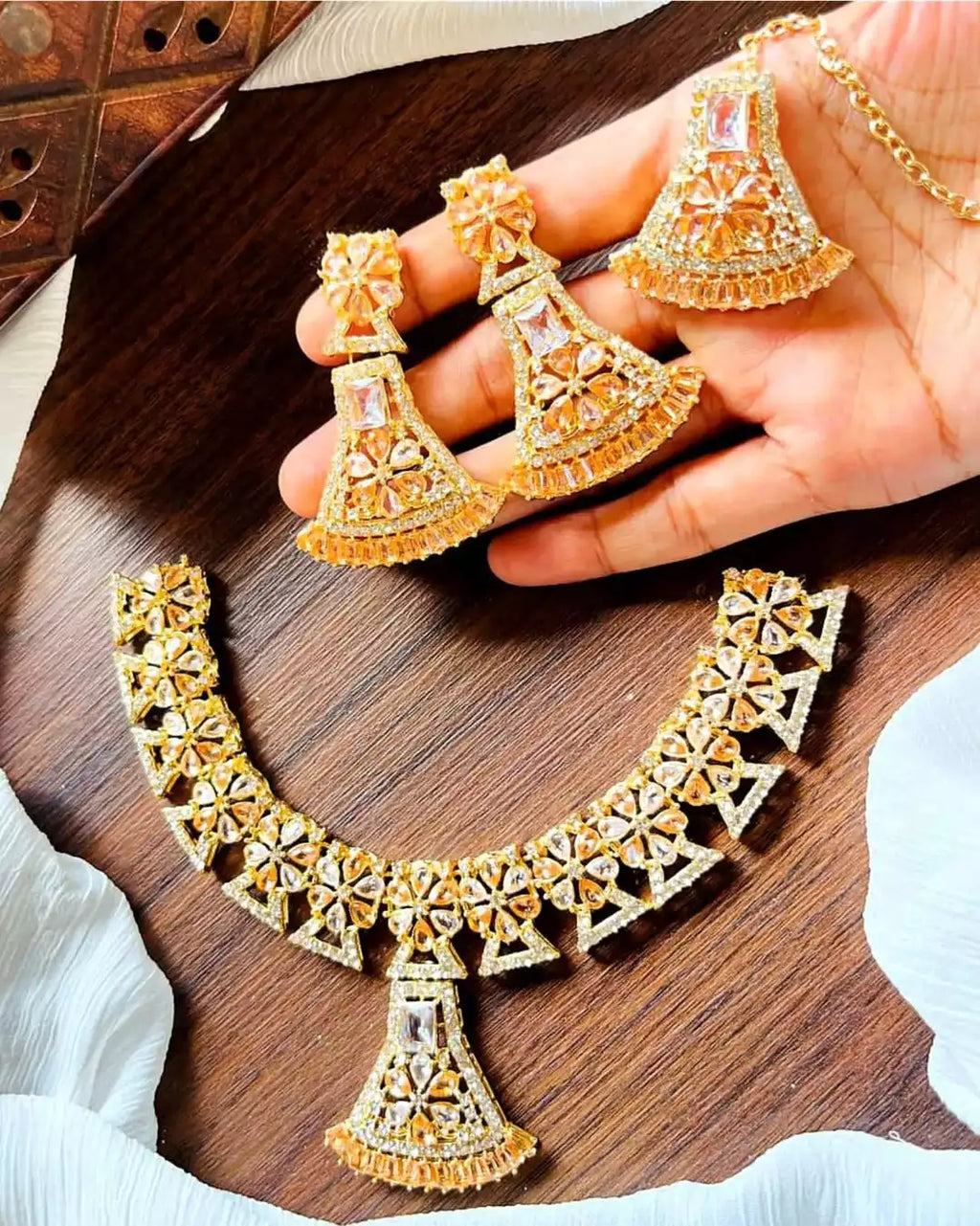 Zircon necklace set with teeka