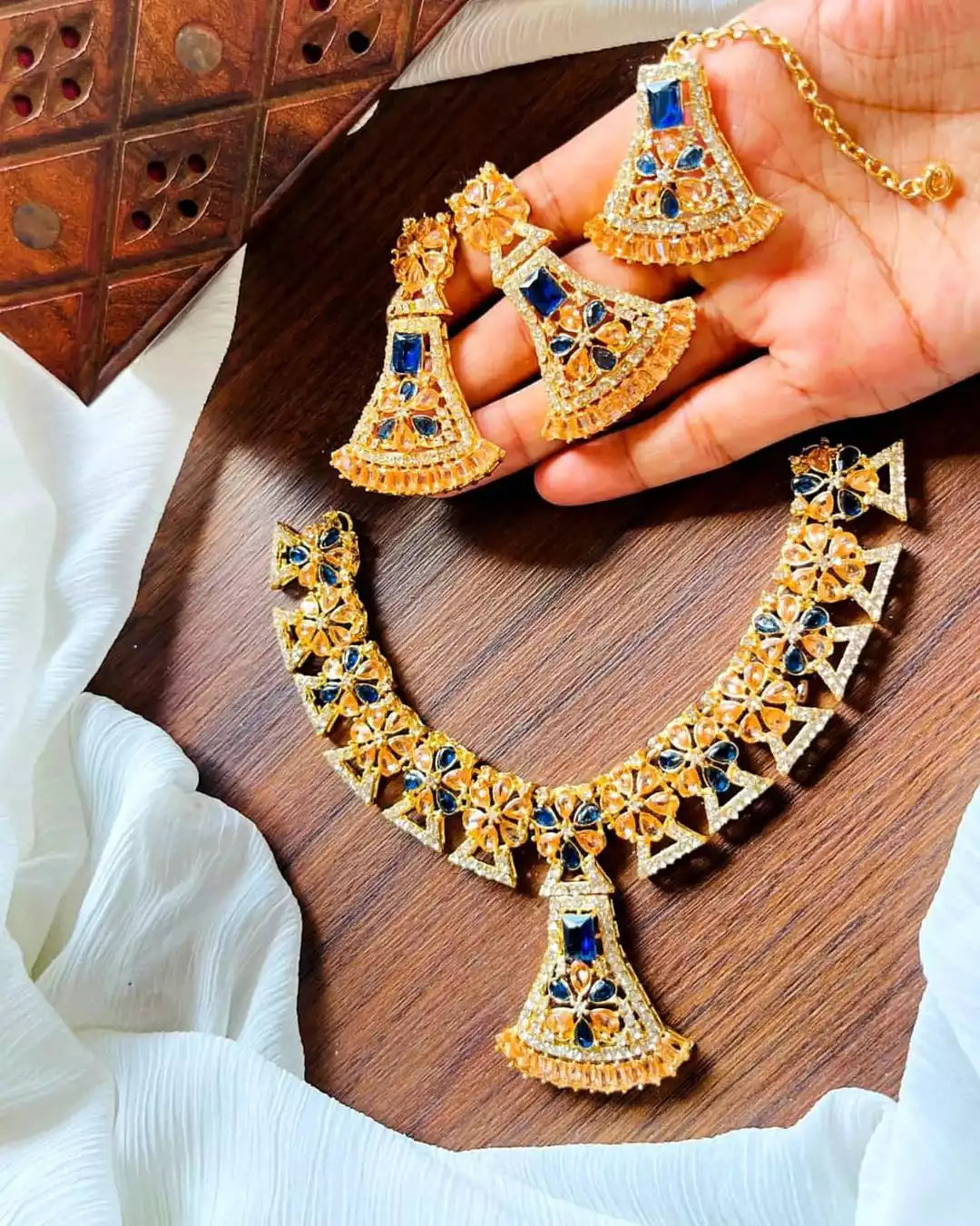 Zircon necklace set with teeka