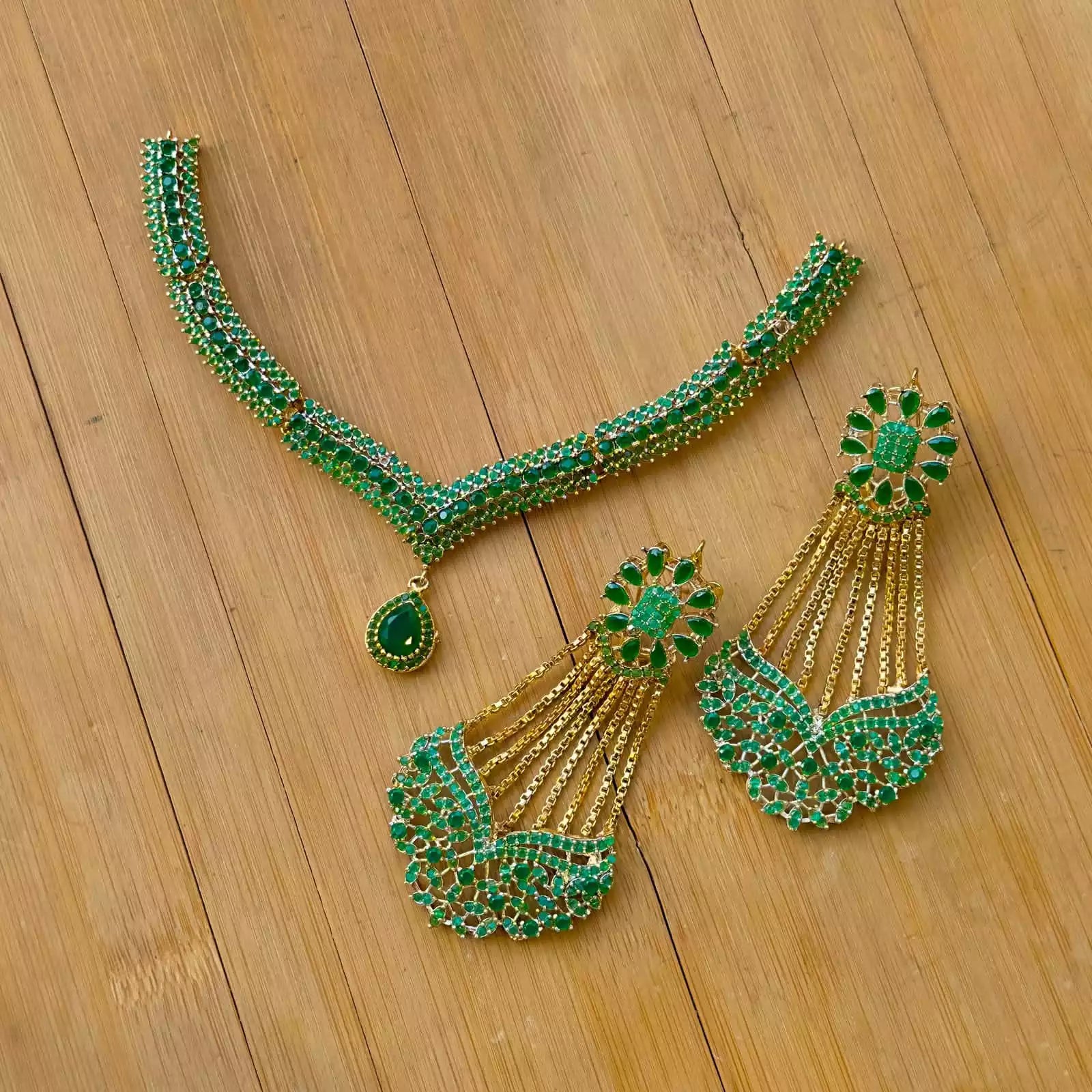 Elegant neckpiece with earrings Secondary image