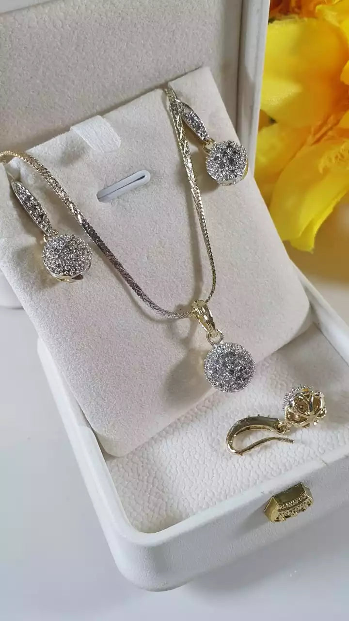 Zircon pendant set