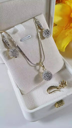 Zircon pendant set