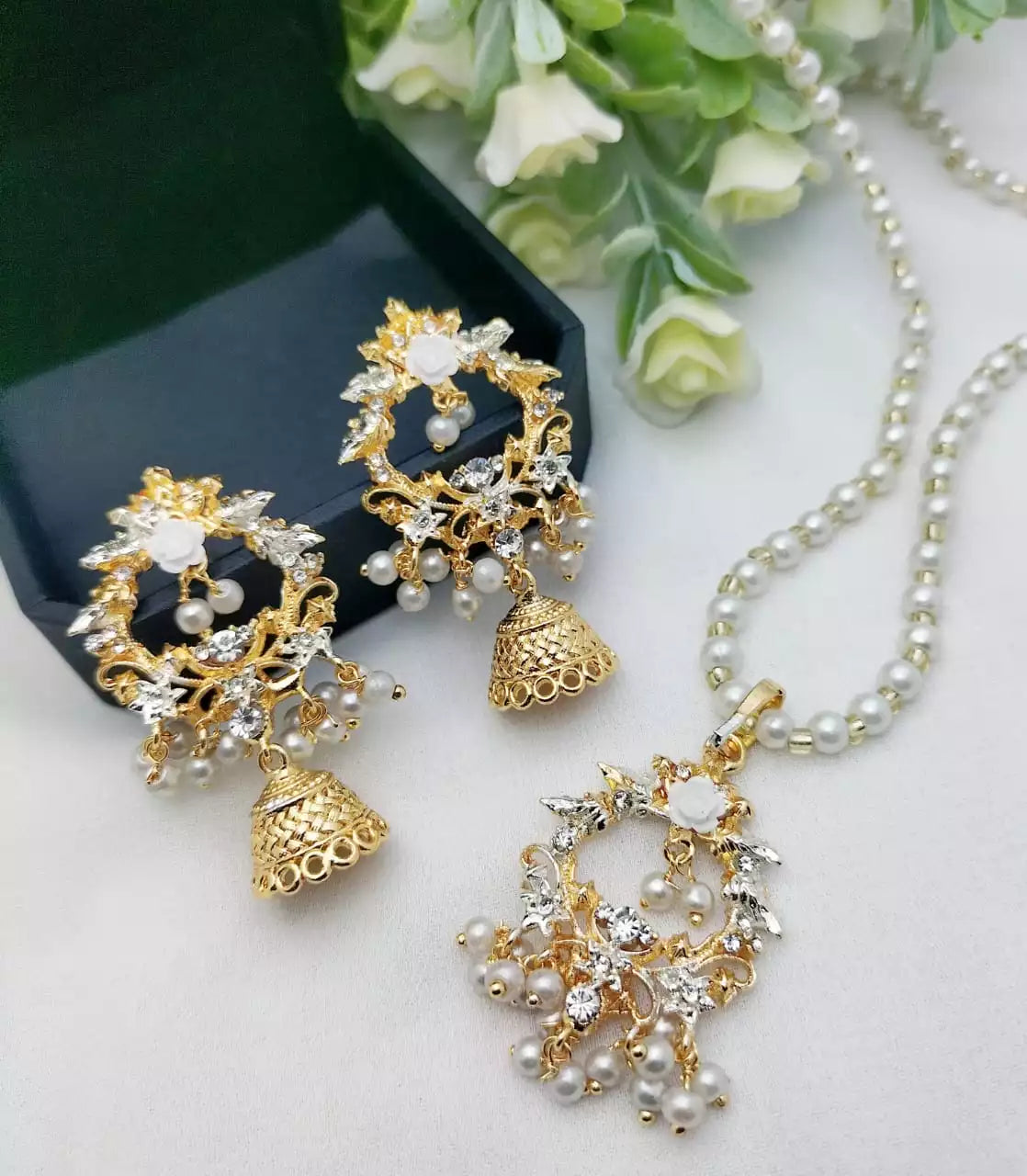 Elegant pendant set Main image