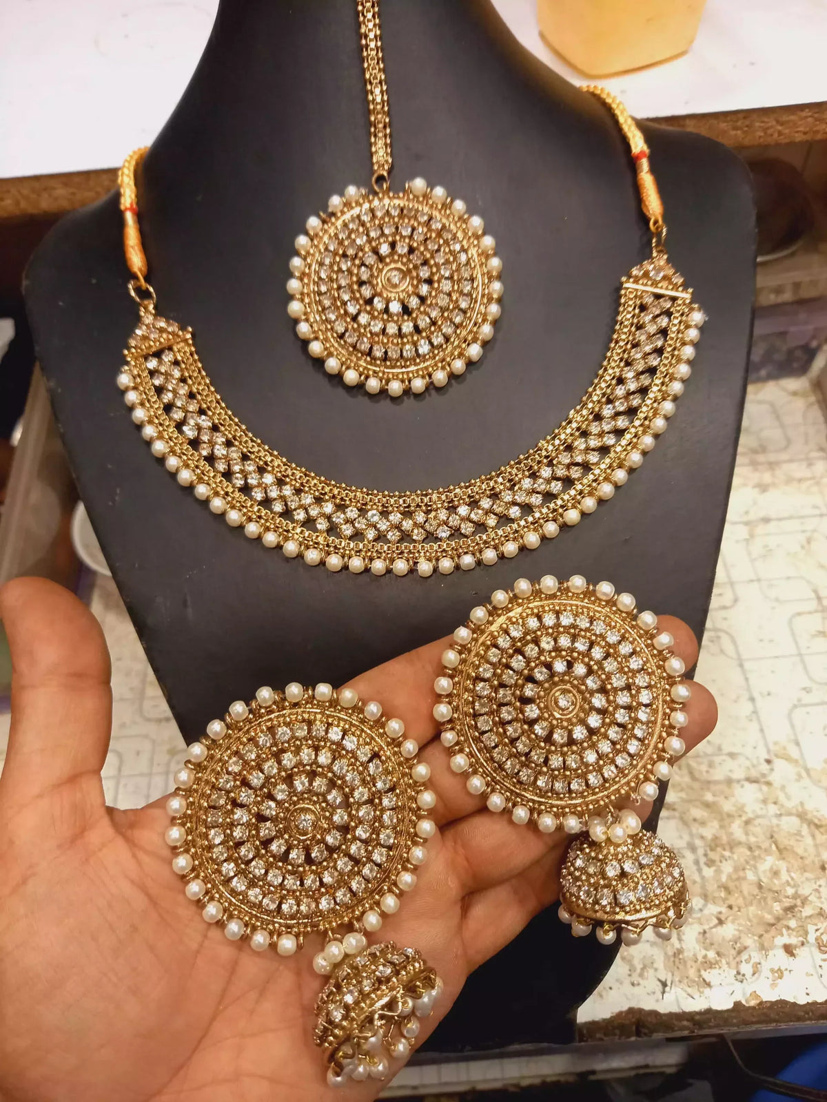 Manjoos Necklace Set with Teeka Main image