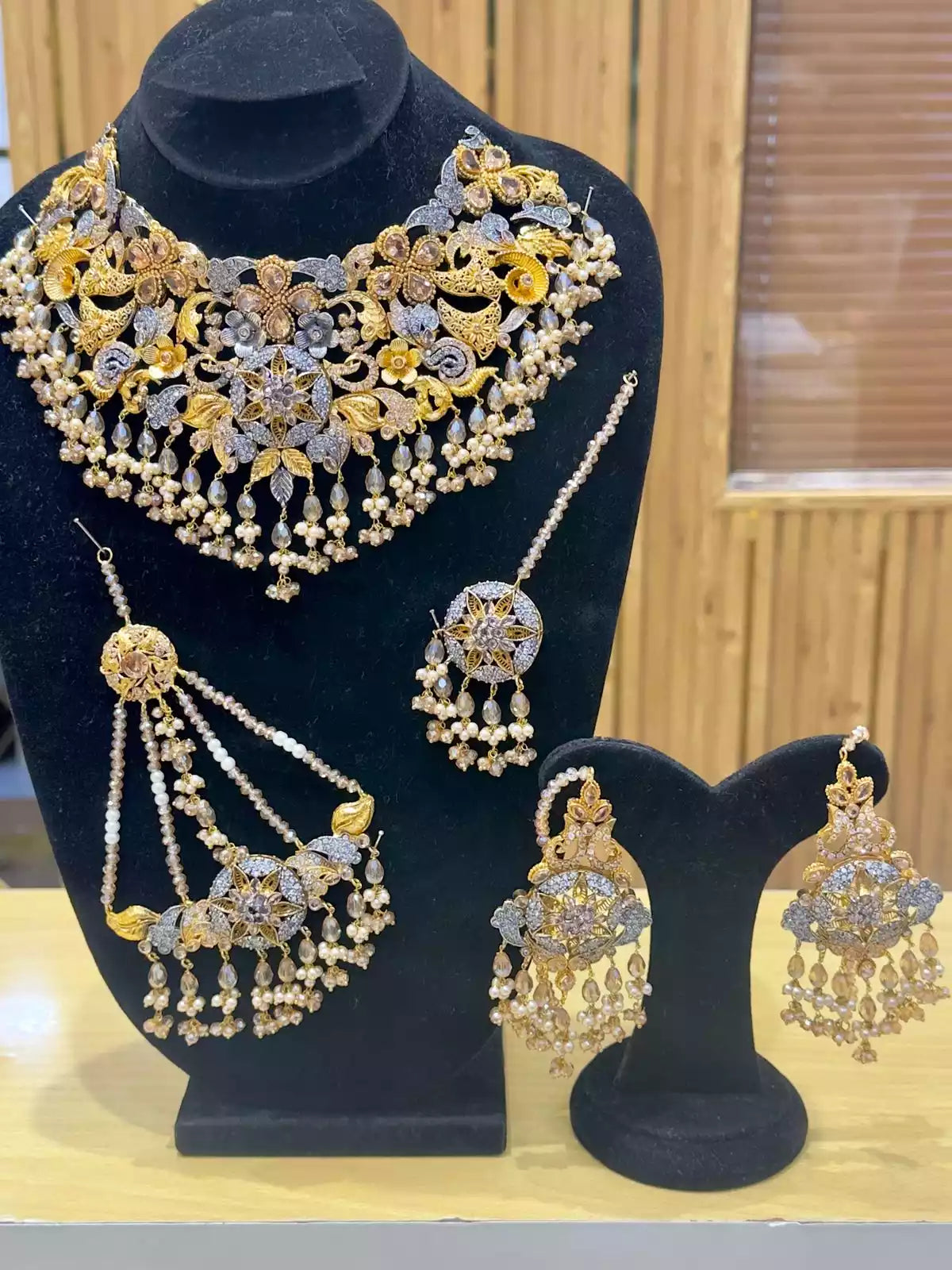 Gold plated bridal set Main image