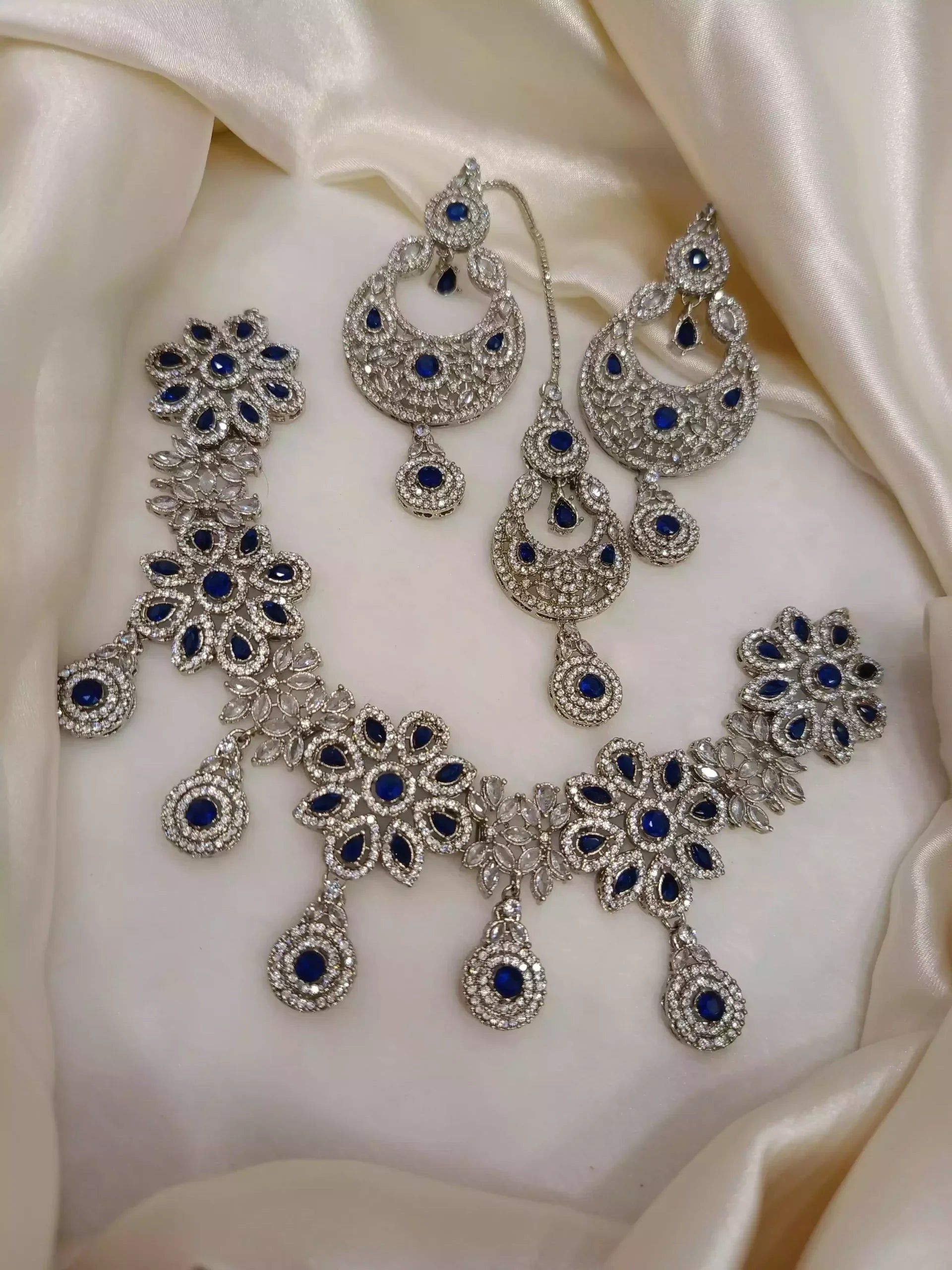 Zircon necklace set with teeka