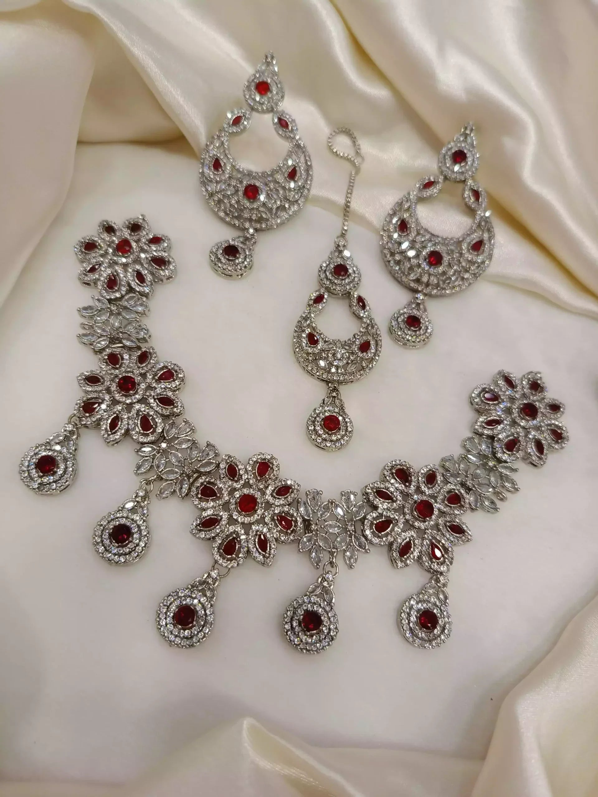 Zircon necklace set with teeka
