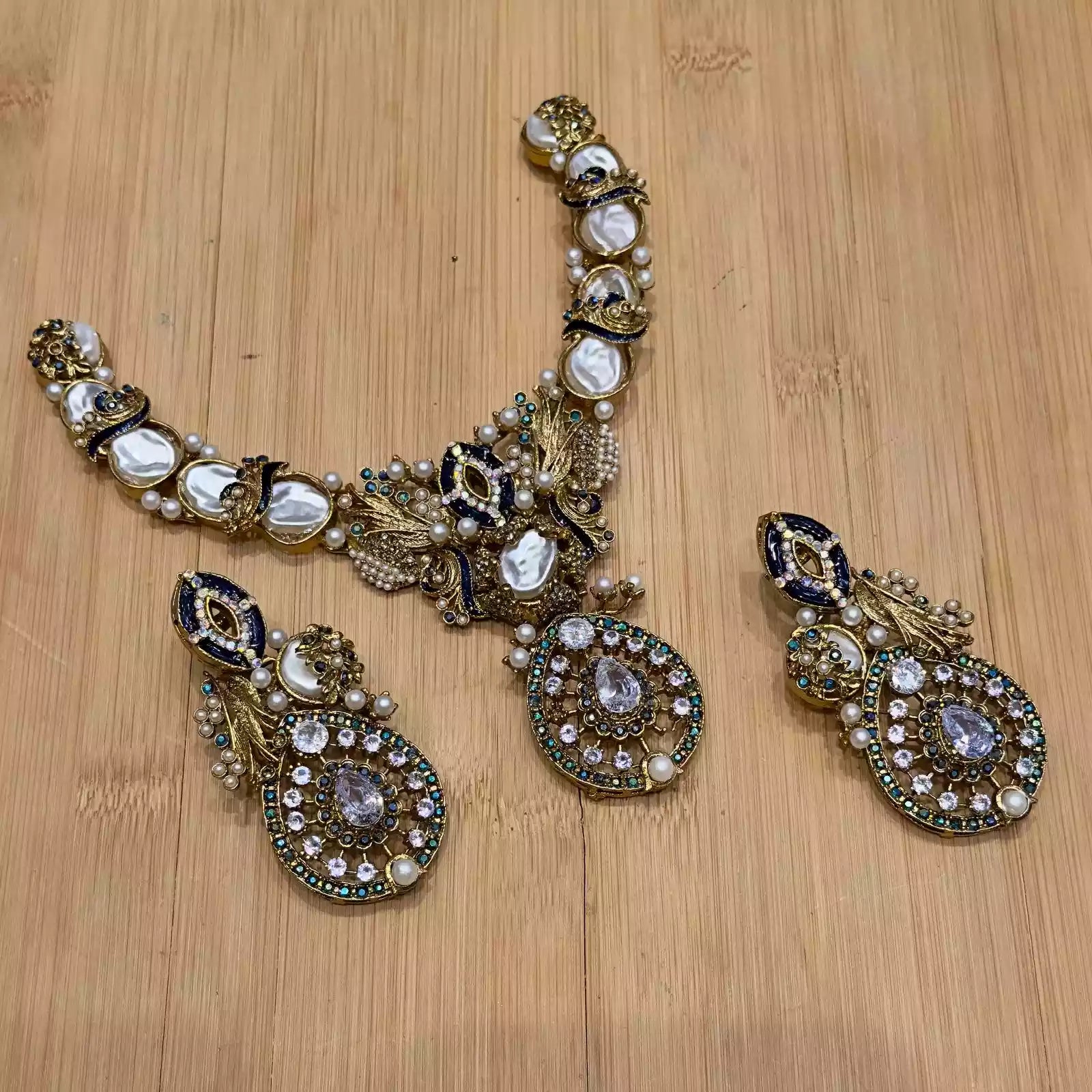 Mother of pearl necklace set Secondary image
