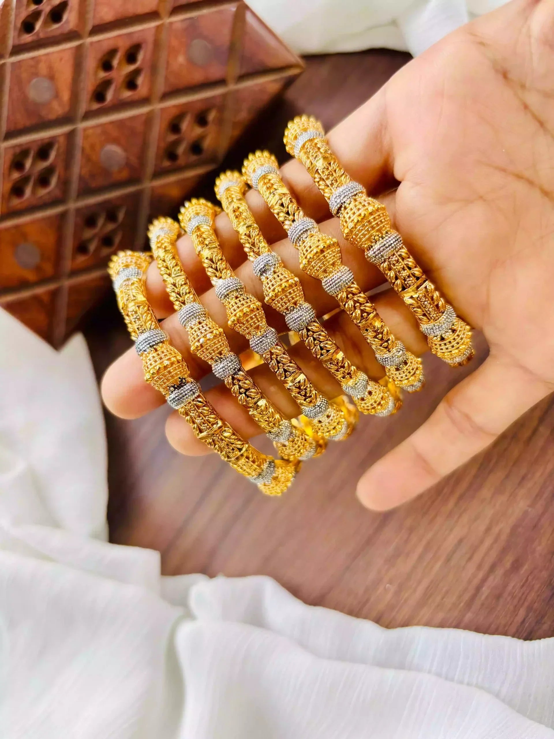 Gold plated 6pcs bangle set Main image