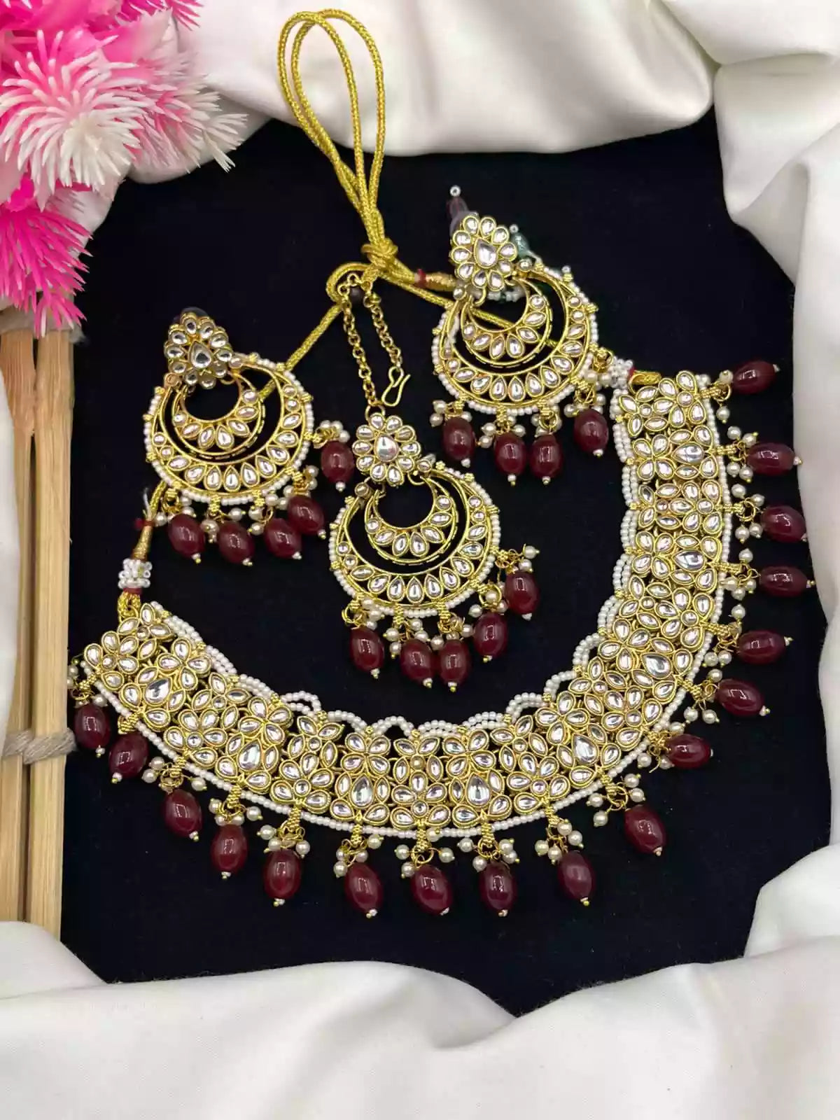 Kundan necklace set with teeka Main image