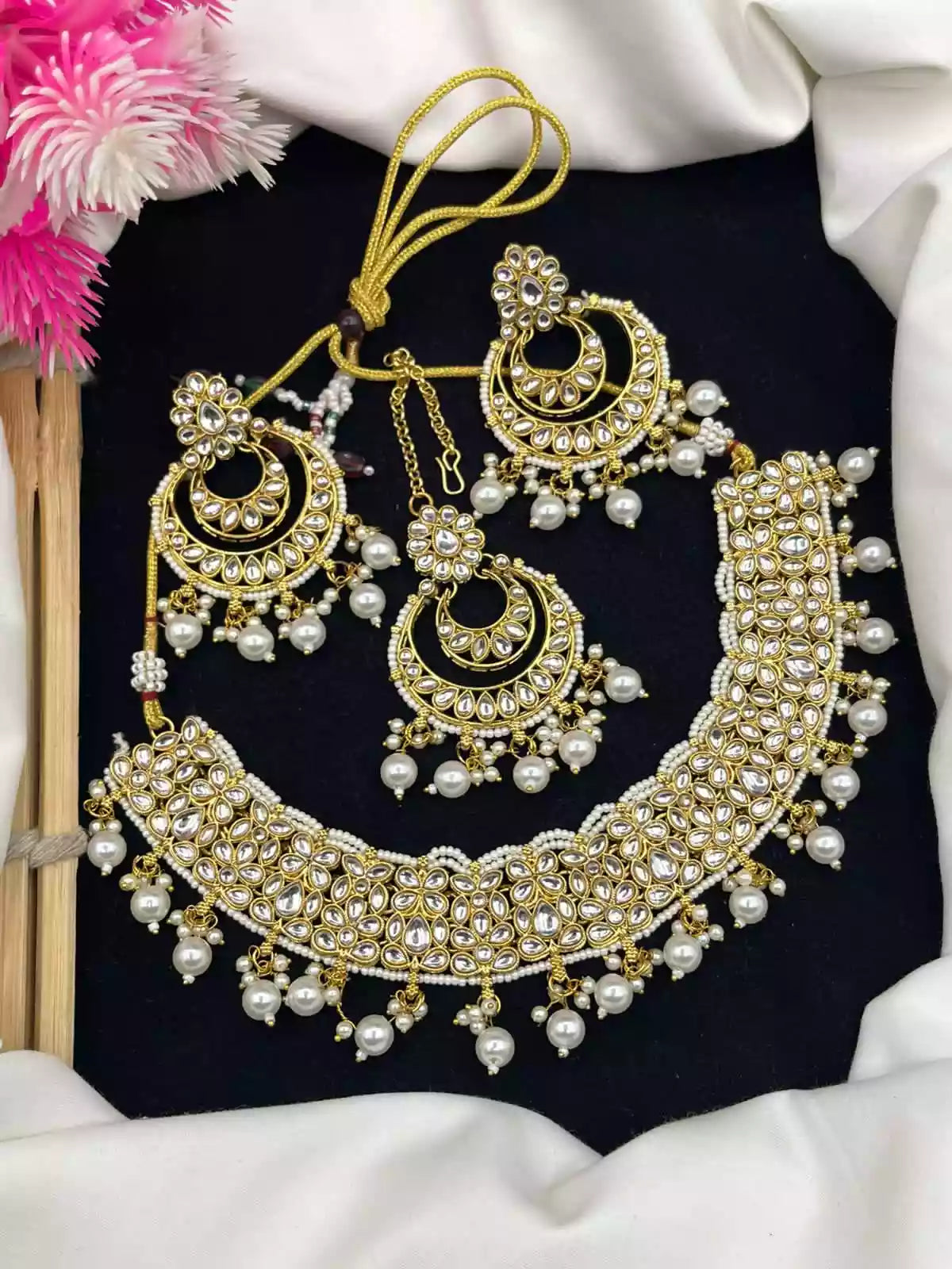 Kundan necklace set with teeka Secondary image