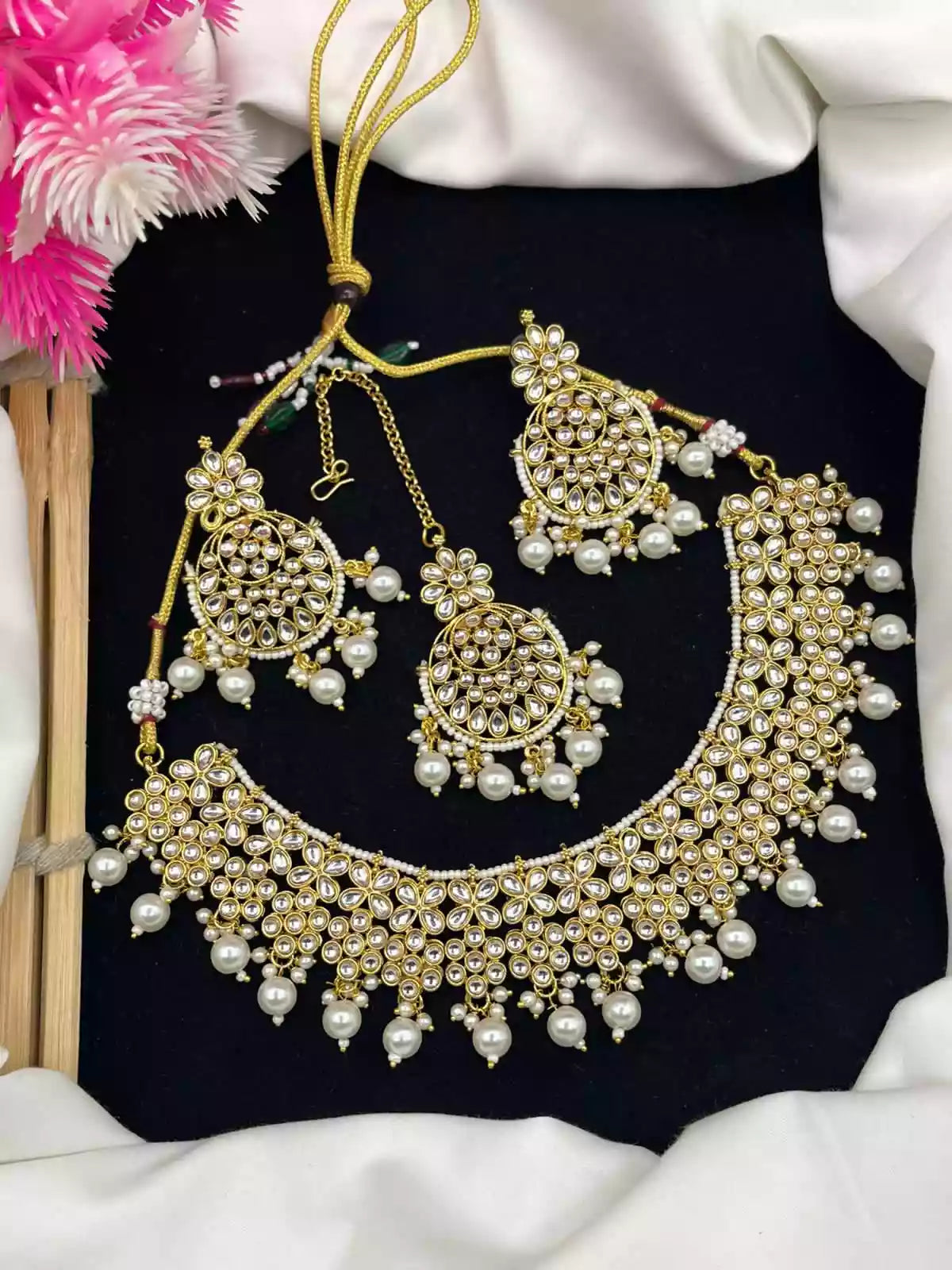Kundan necklace set with teeka Main image